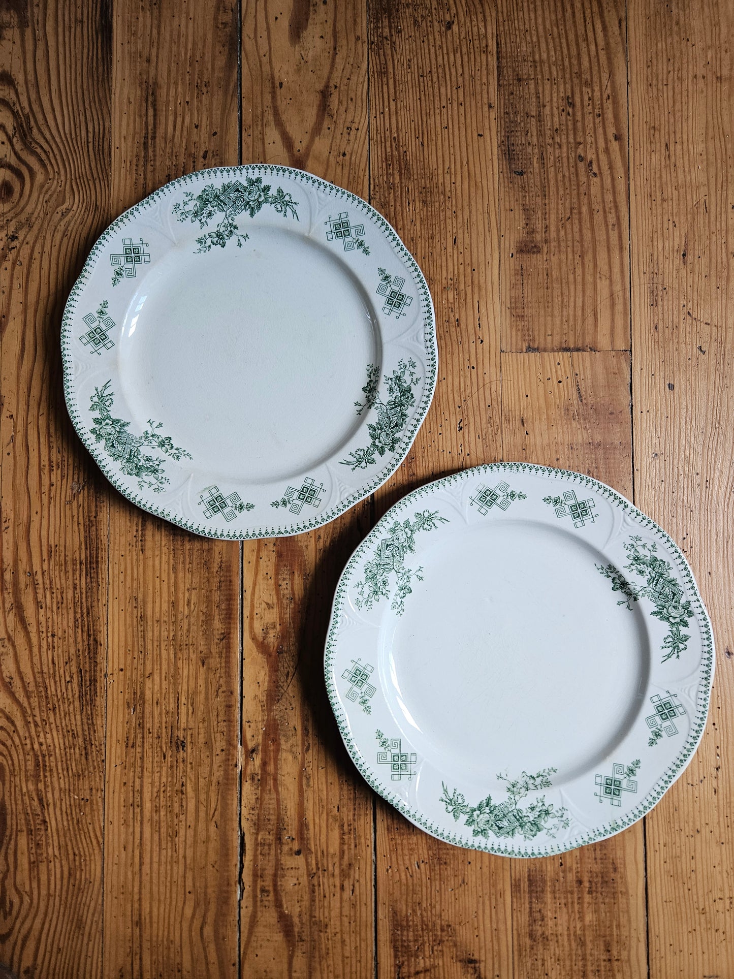 Assiettes plates Boch Frères, Duchesse