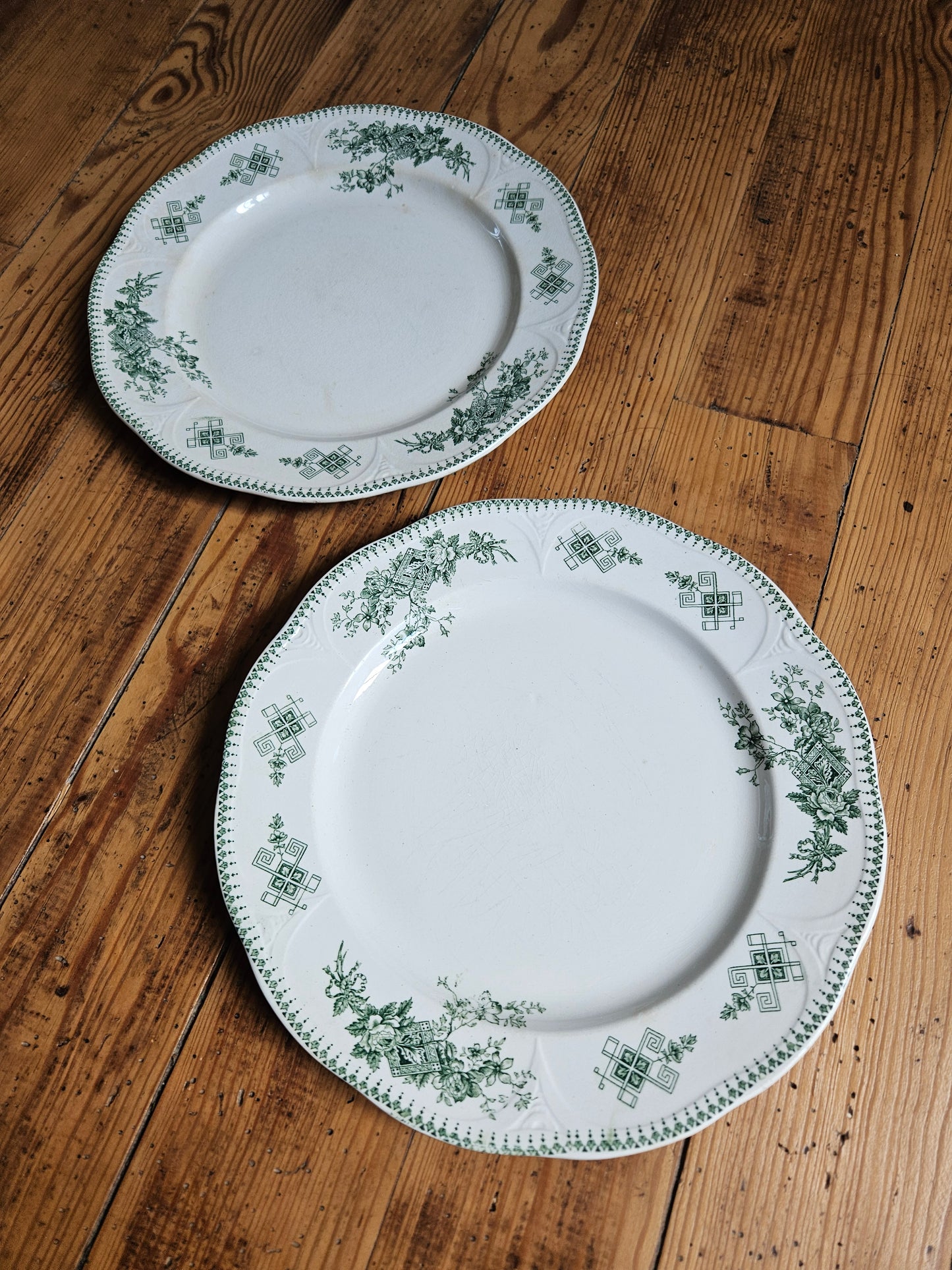 Assiettes plates Boch Frères, Duchesse