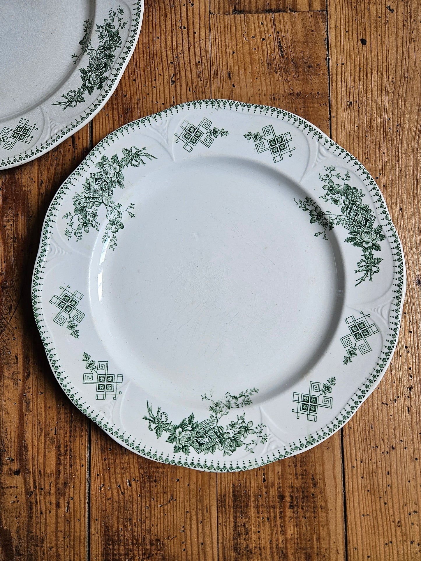 Assiettes plates Boch Frères, Duchesse