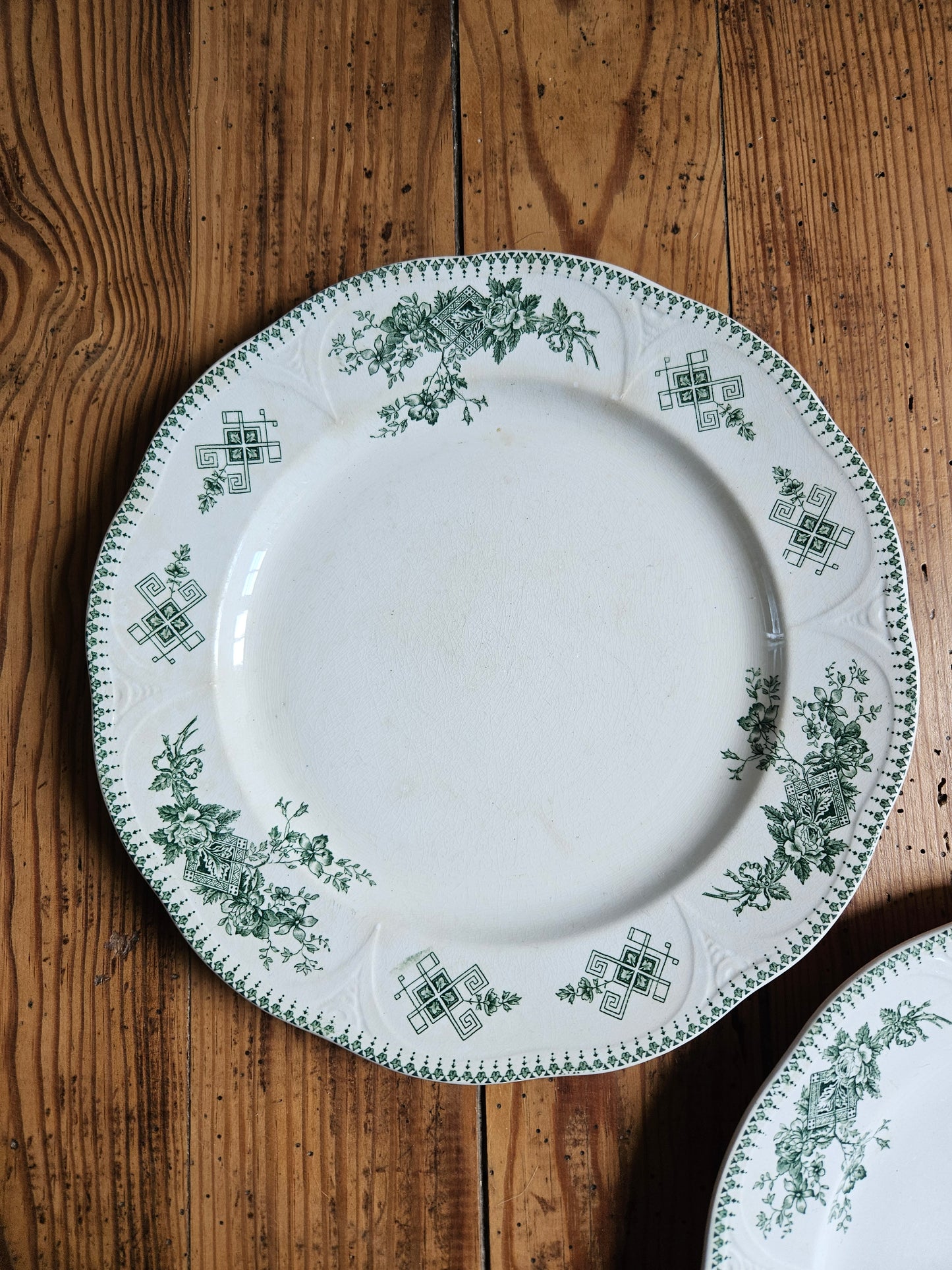 Assiettes plates Boch Frères, Duchesse