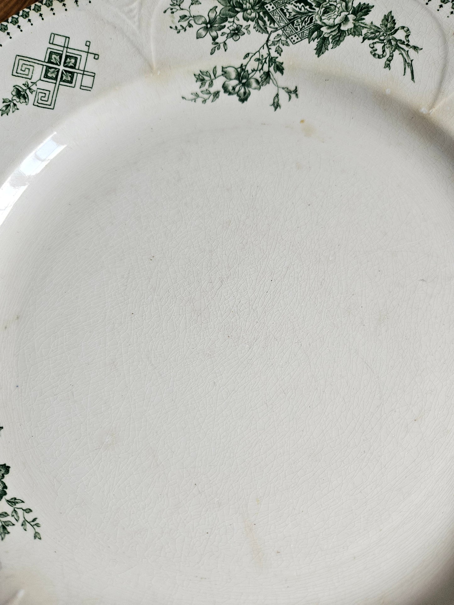 Assiettes plates Boch Frères, Duchesse