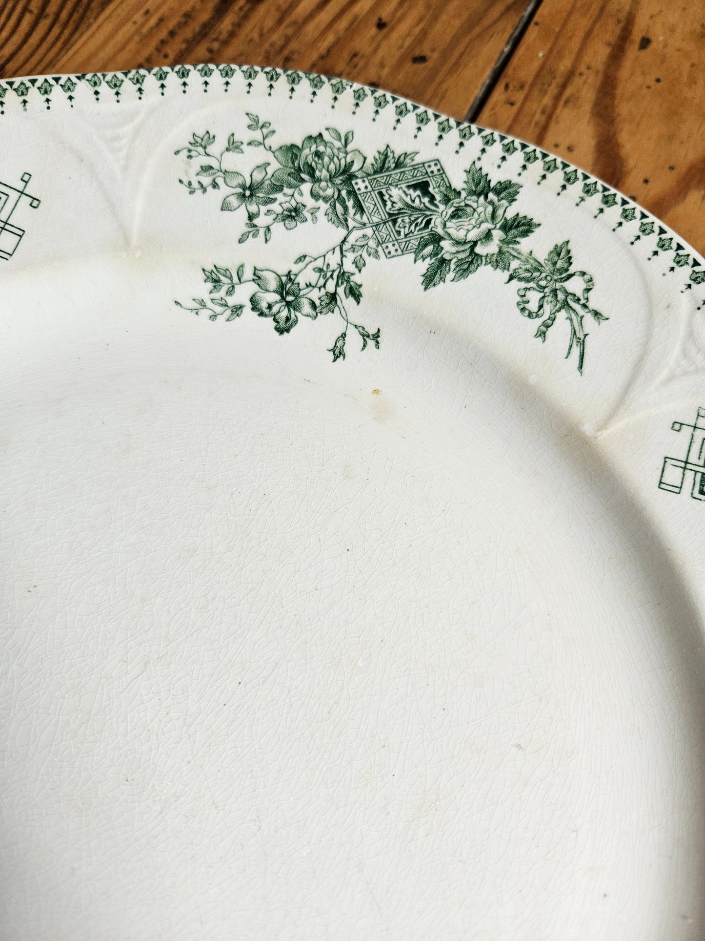 Assiettes plates Boch Frères, Duchesse