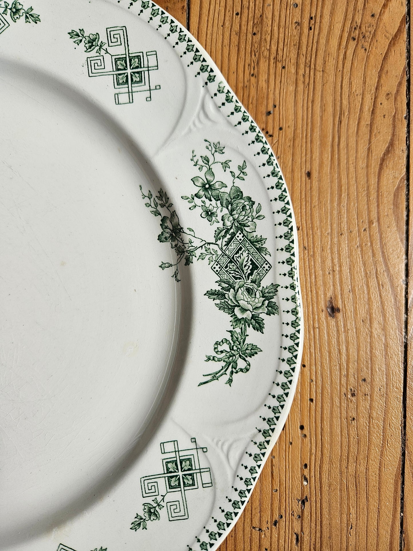 Assiettes plates Boch Frères, Duchesse