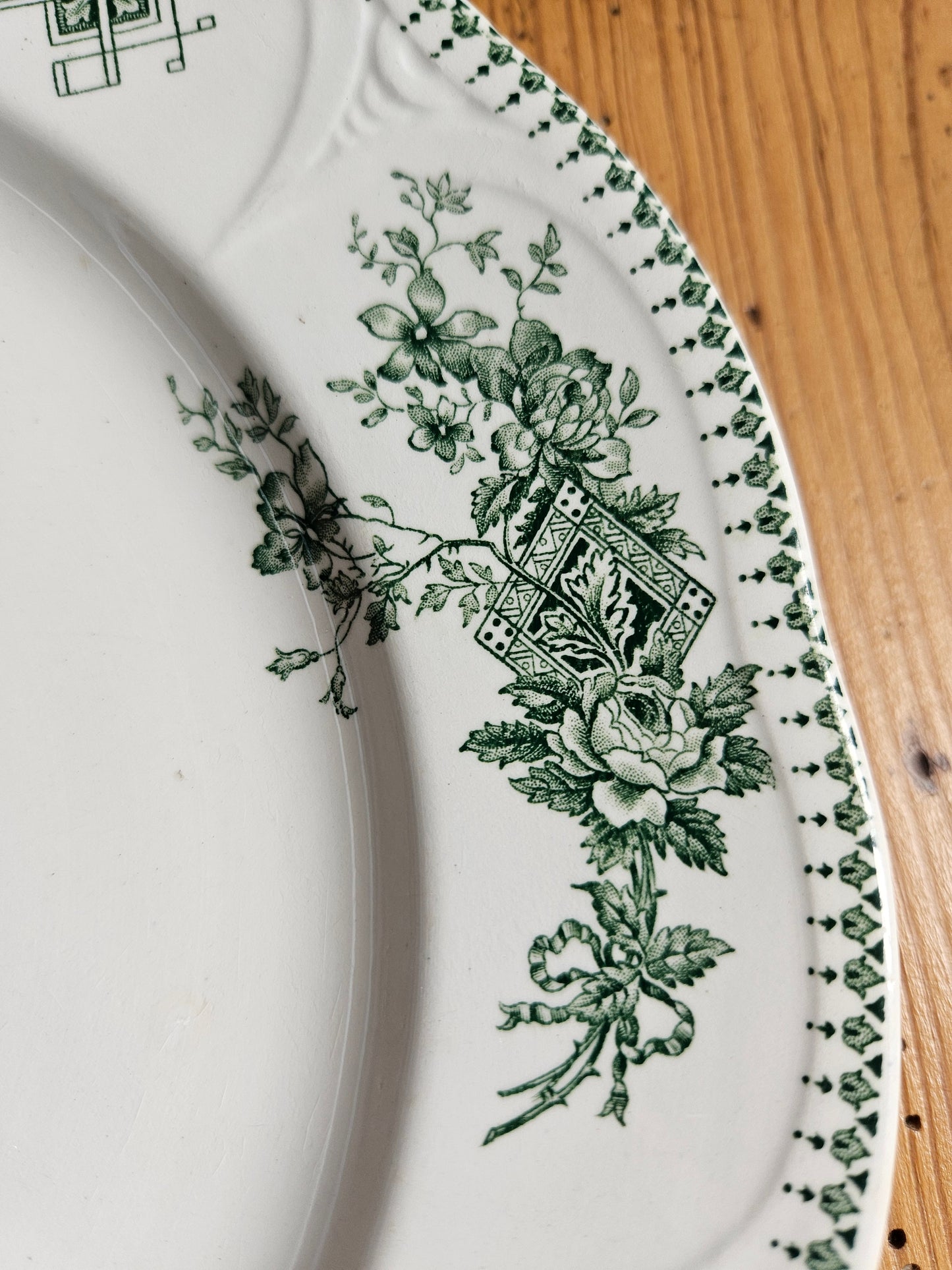 Assiettes plates Boch Frères, Duchesse