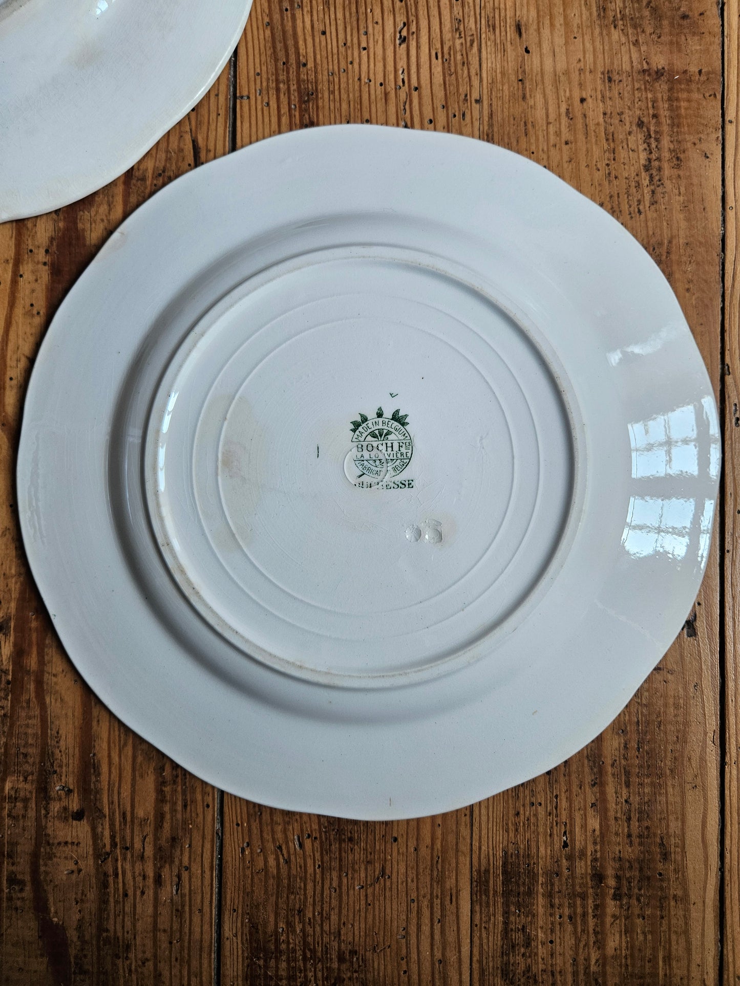 Assiettes plates Boch Frères, Duchesse