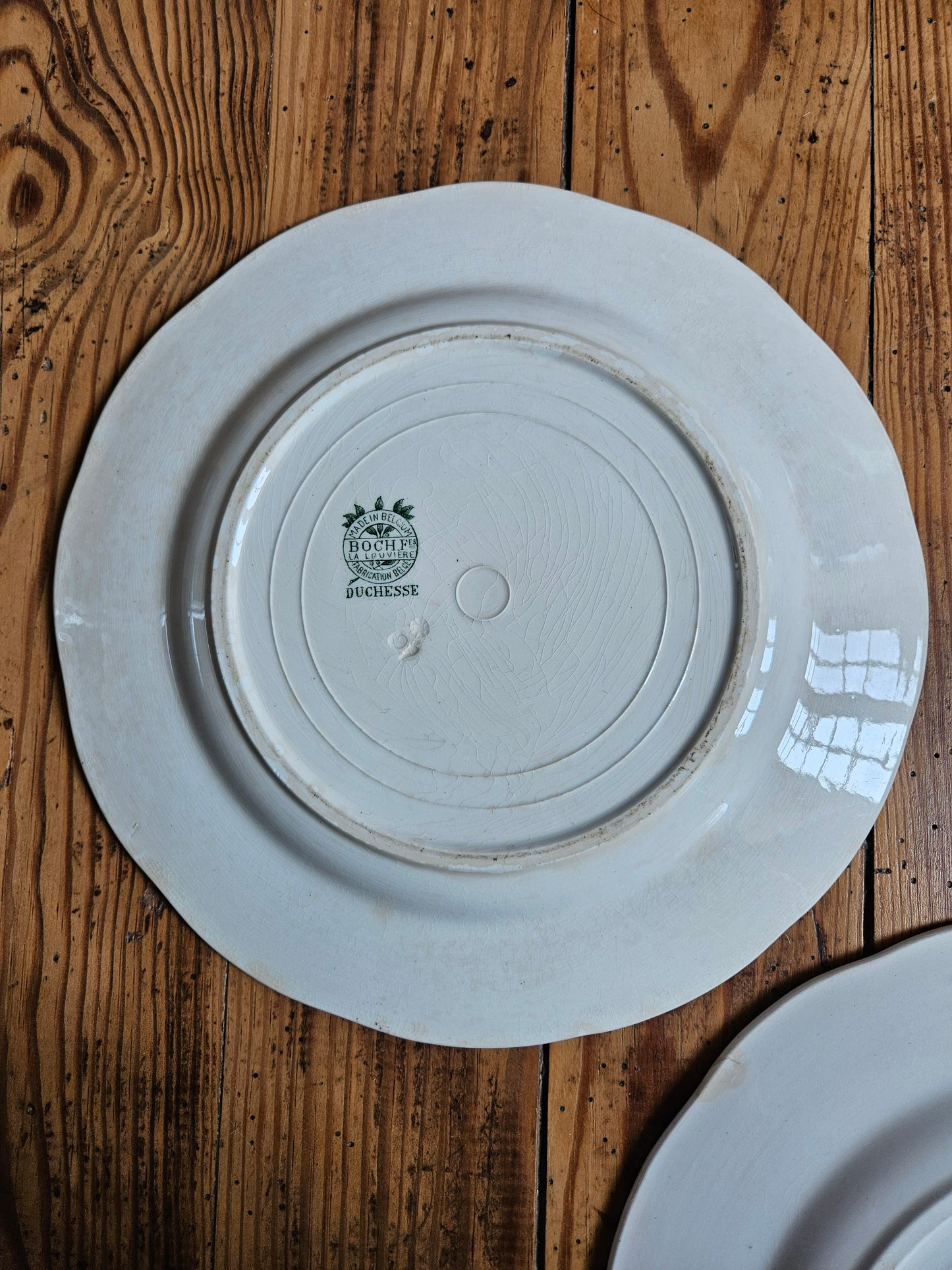 Assiettes plates Boch Frères, Duchesse