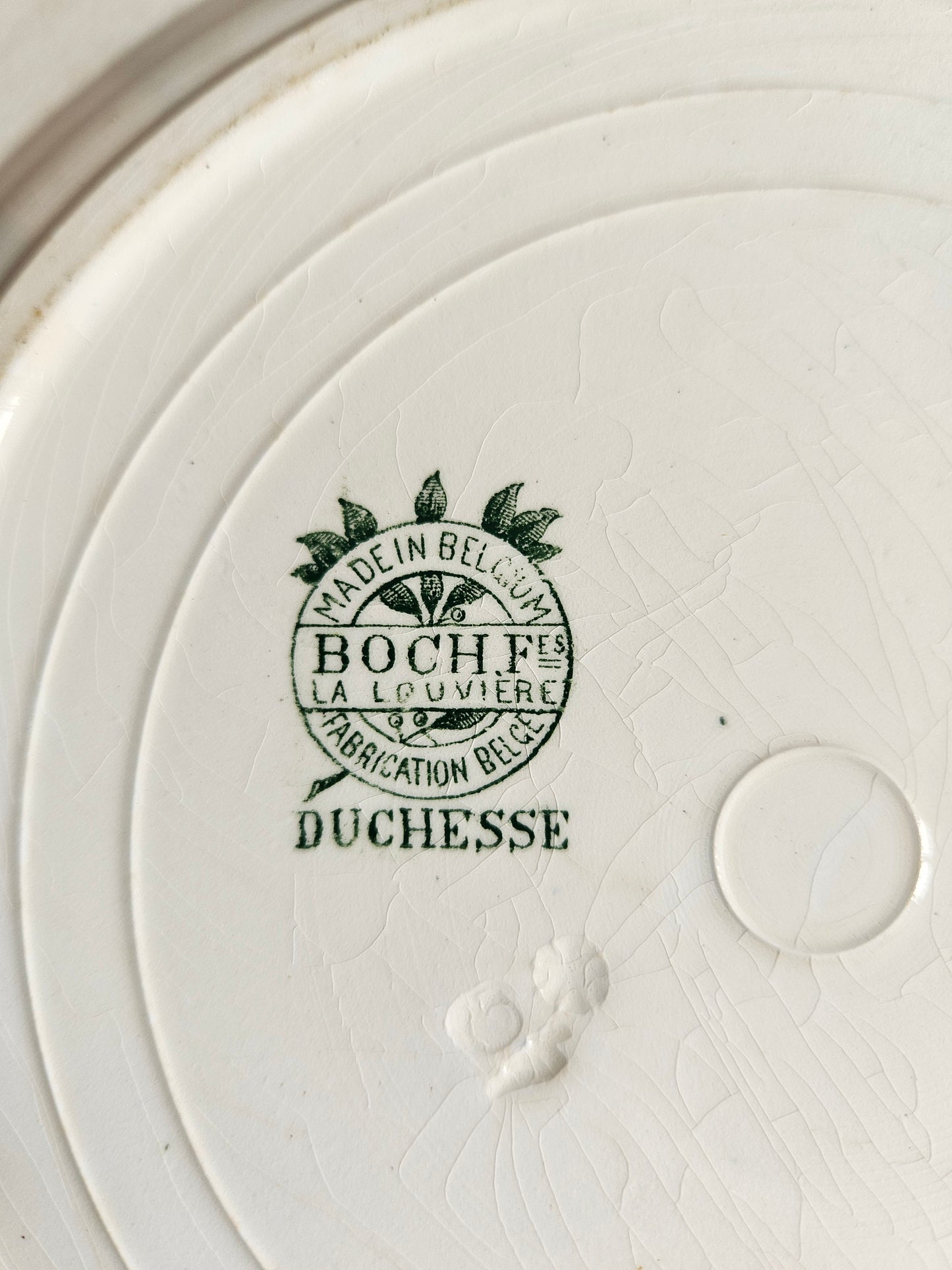 Assiettes plates Boch Frères, Duchesse