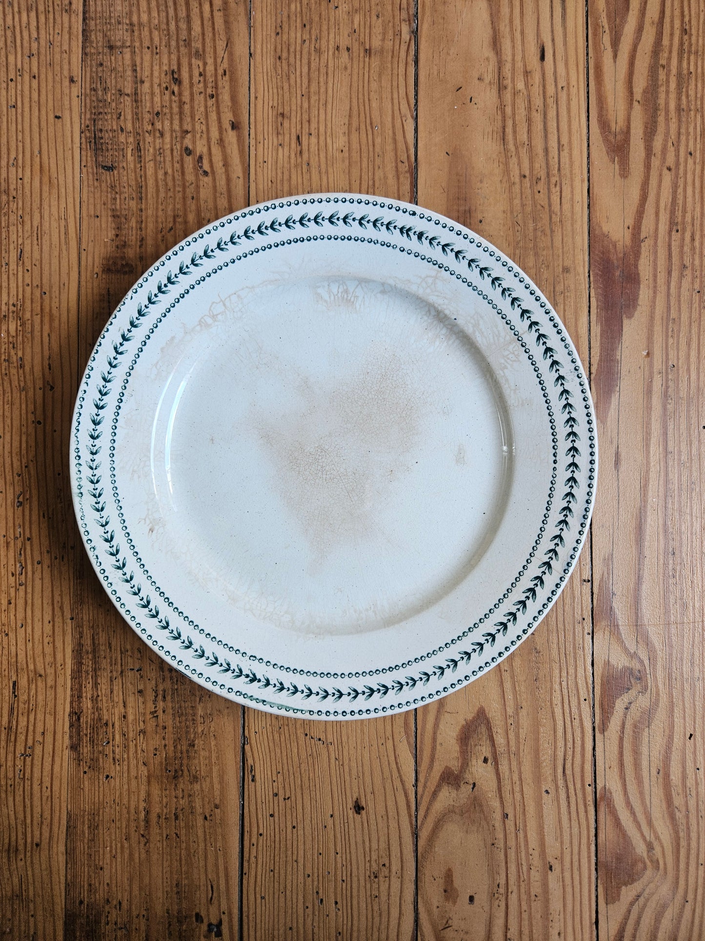 Assiette sur pied Gien, Lauriers