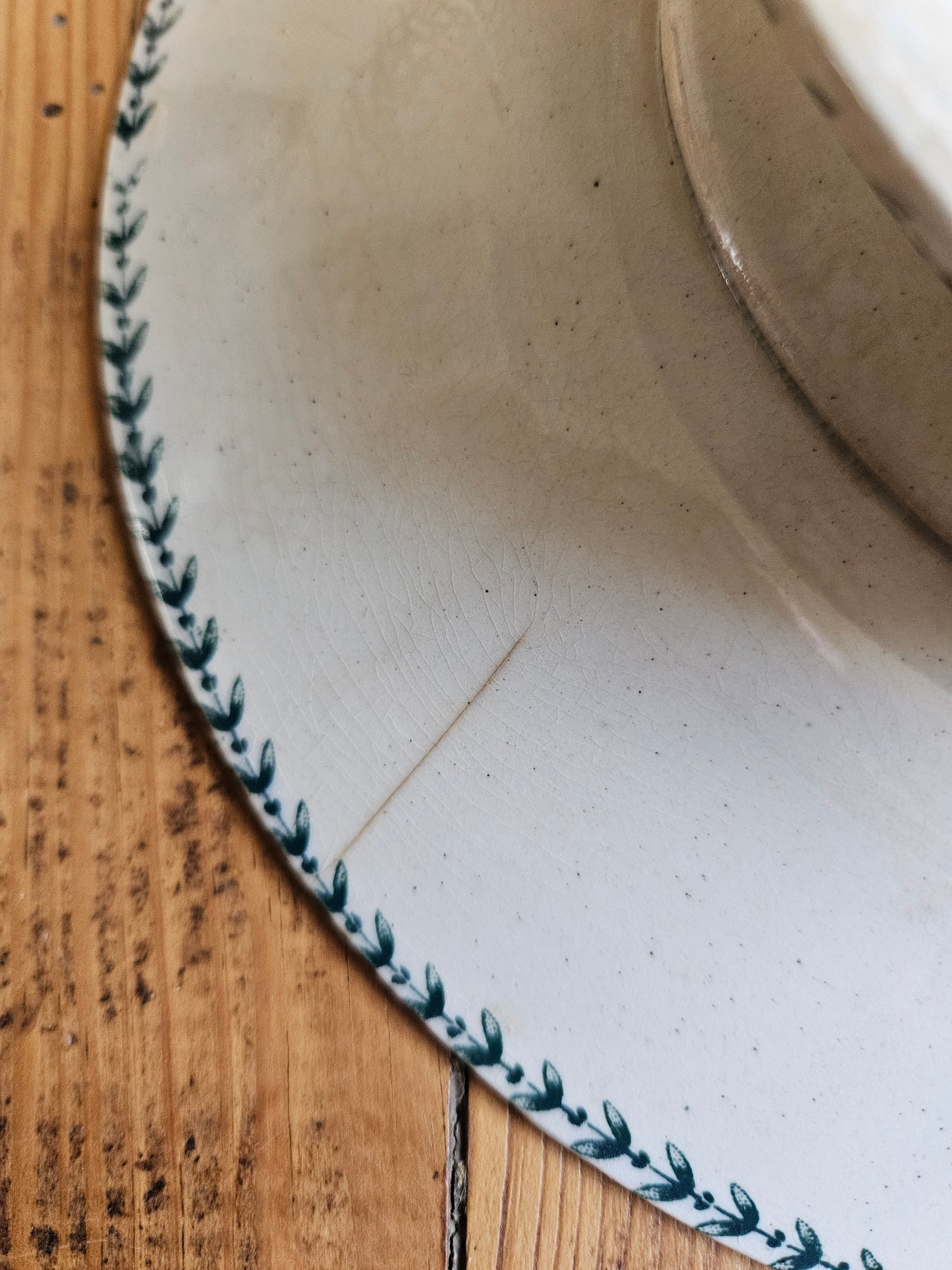 Assiette sur pied Gien, Lauriers