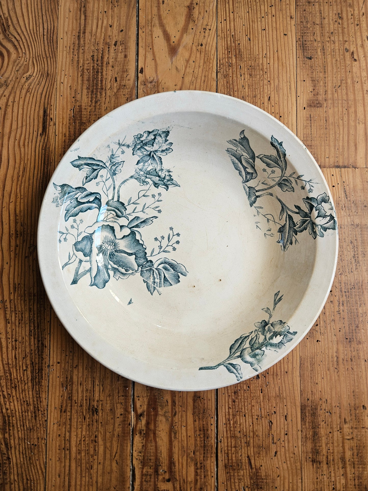 Plat creux Faïencerie de Lyon, Rose de Noël