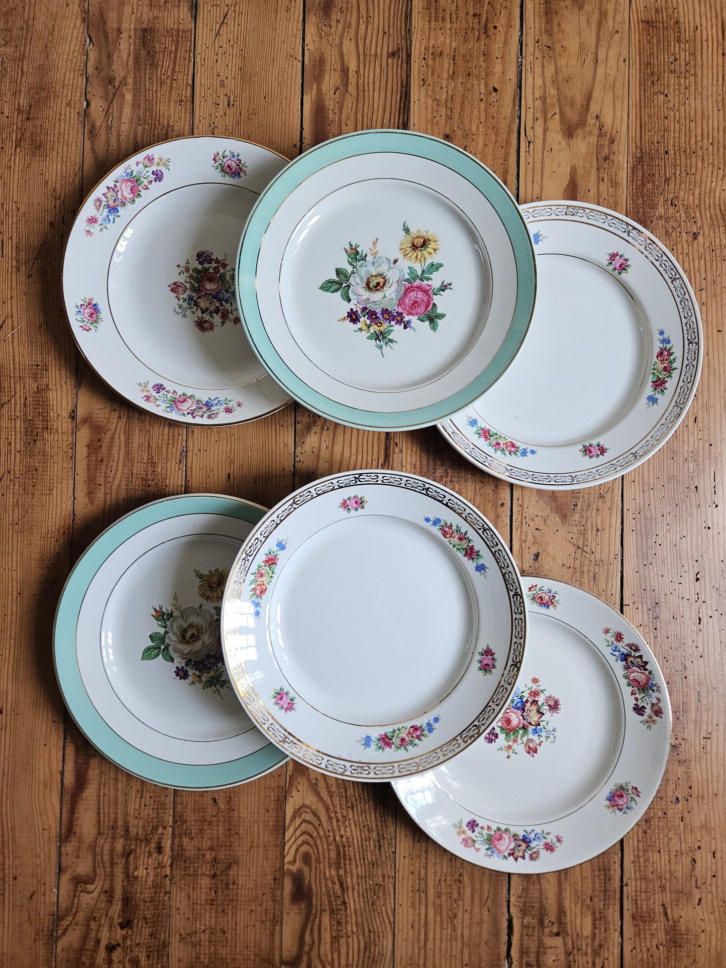 Assiettes plates dépareillées, fleurs / mint