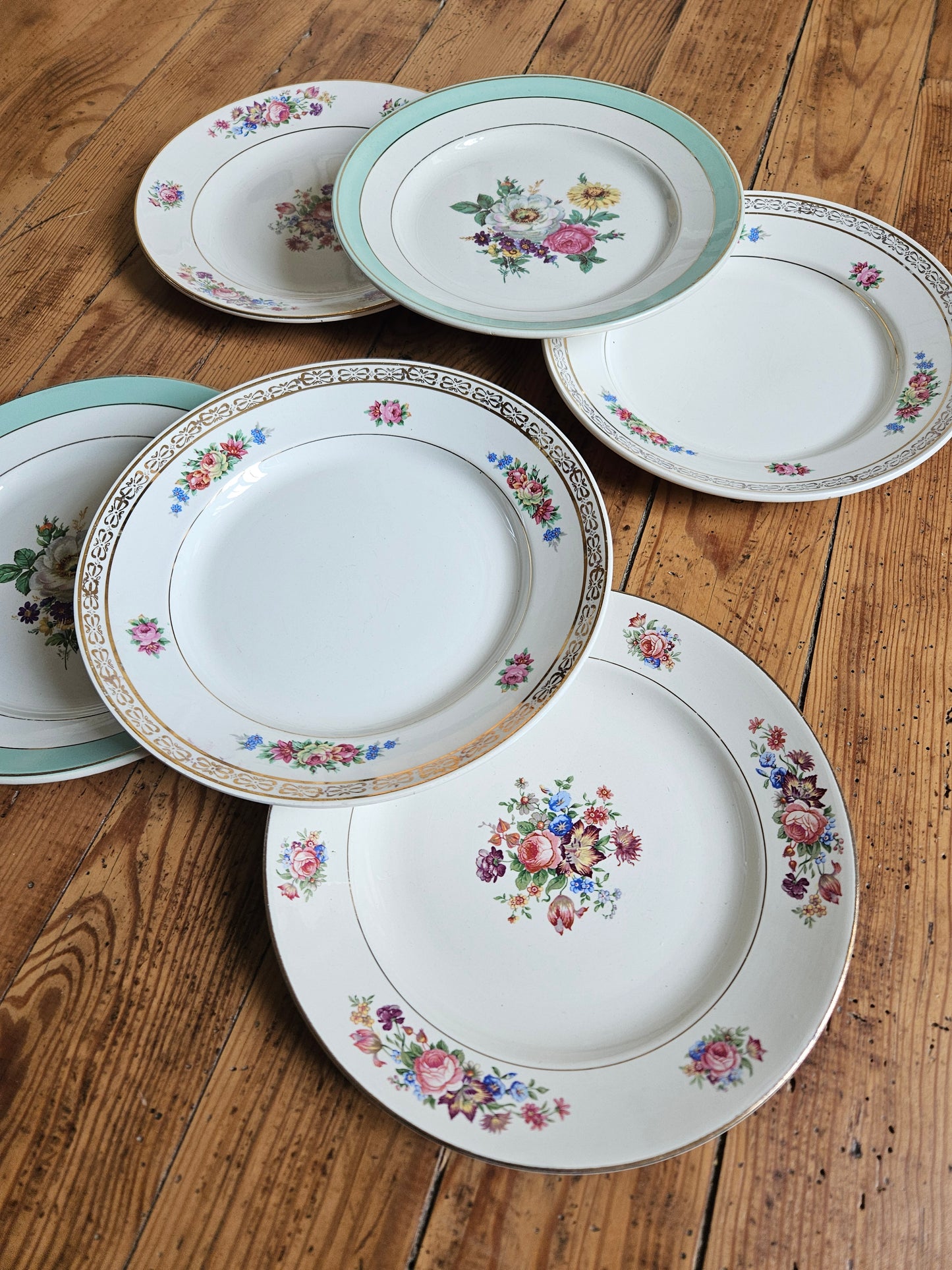 Assiettes plates dépareillées, fleurs / mint