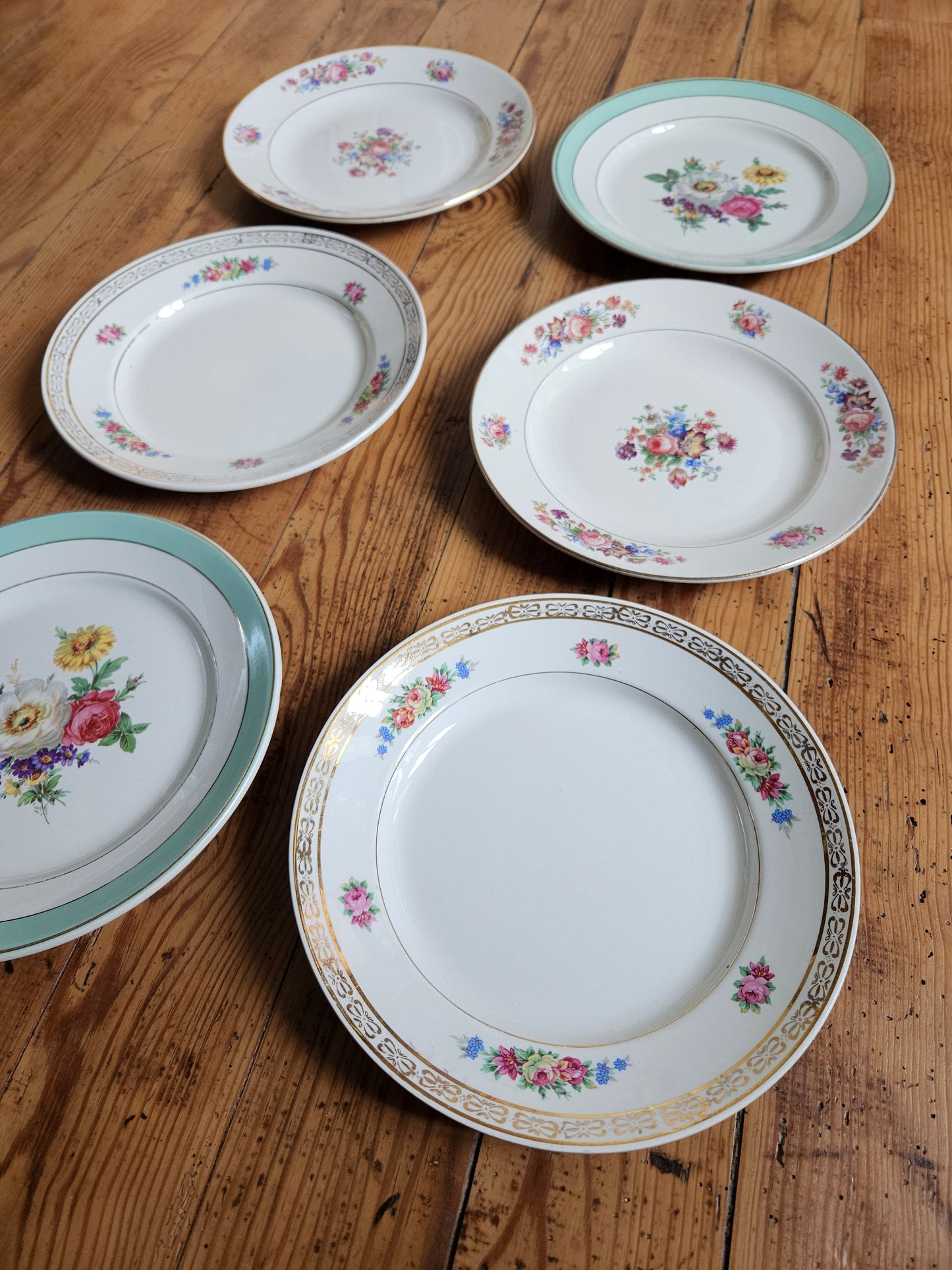 Assiettes plates dépareillées, fleurs / mint