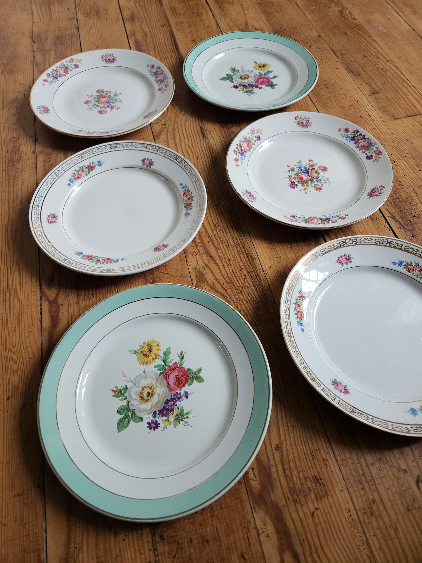 Assiettes plates dépareillées, fleurs / mint