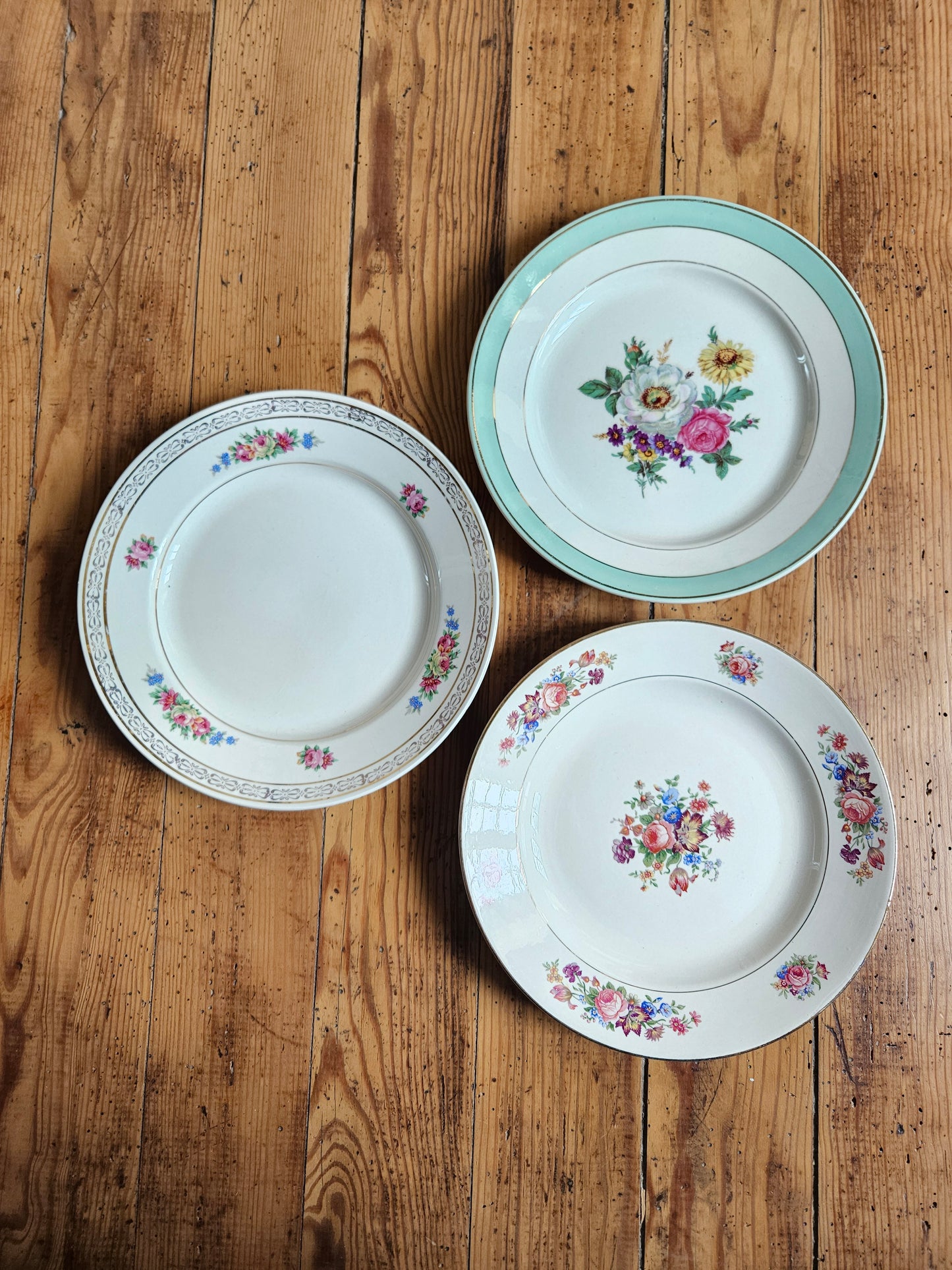 Assiettes plates dépareillées, fleurs / mint