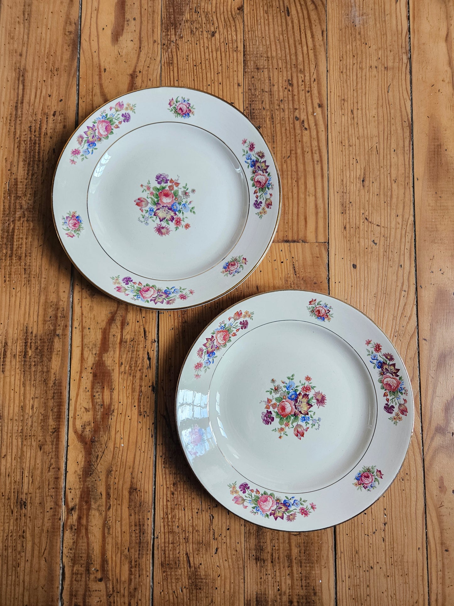 Assiettes plates dépareillées, fleurs / mint