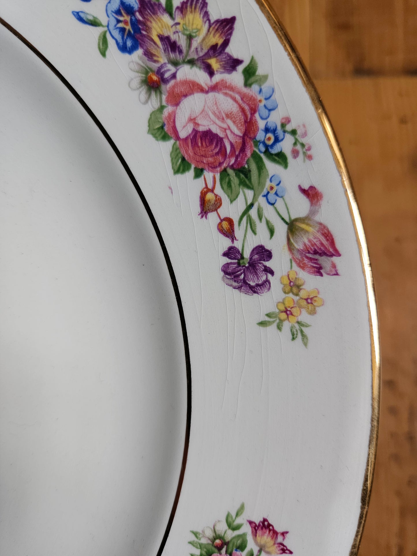Assiettes plates dépareillées, fleurs / mint
