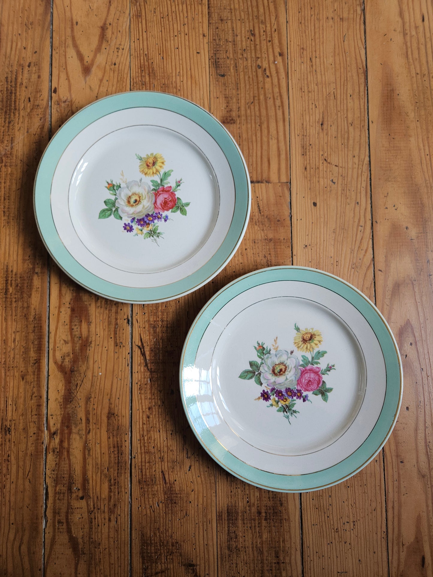 Assiettes plates dépareillées, fleurs / mint