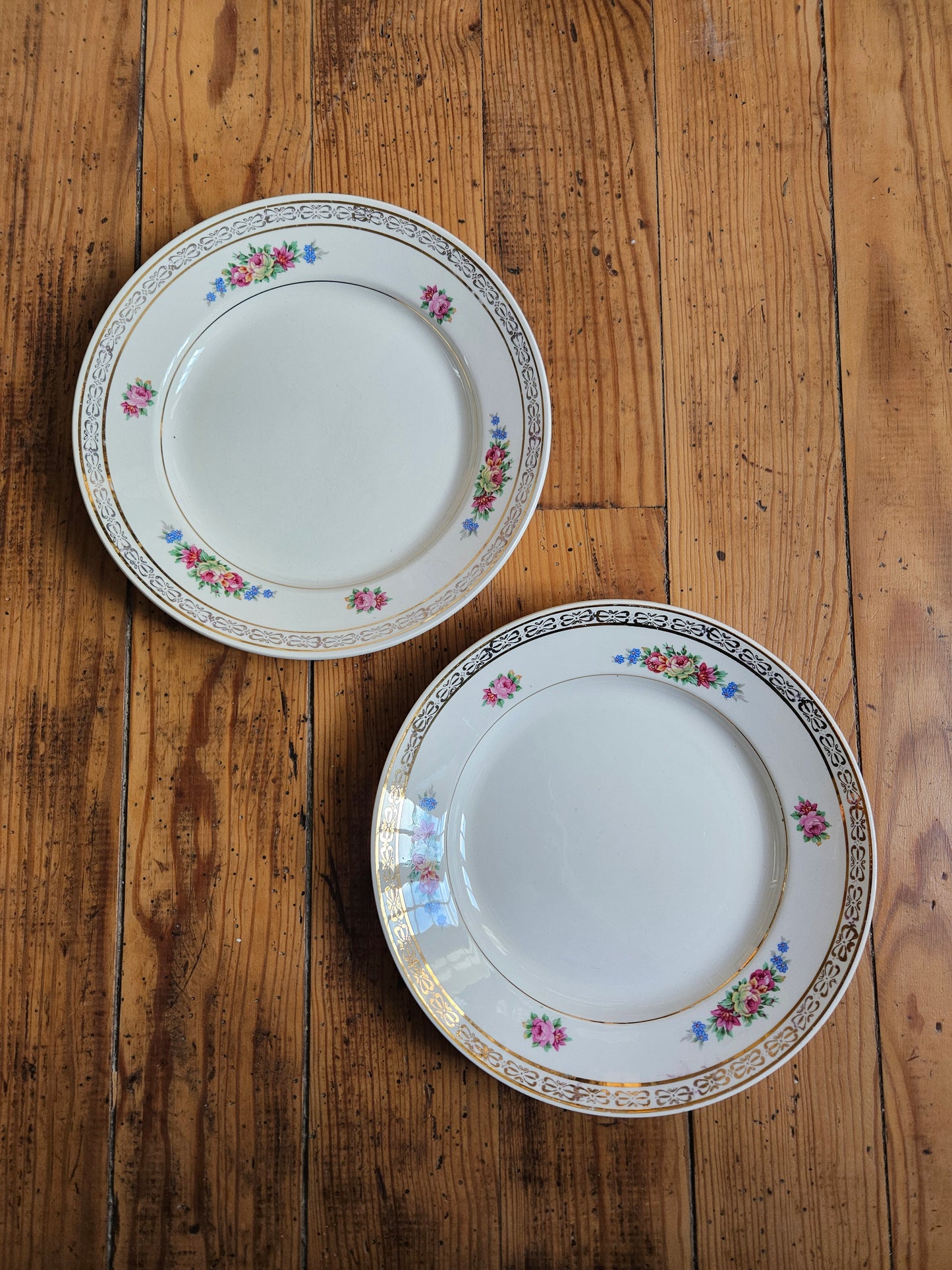 Assiettes plates dépareillées, fleurs / mint