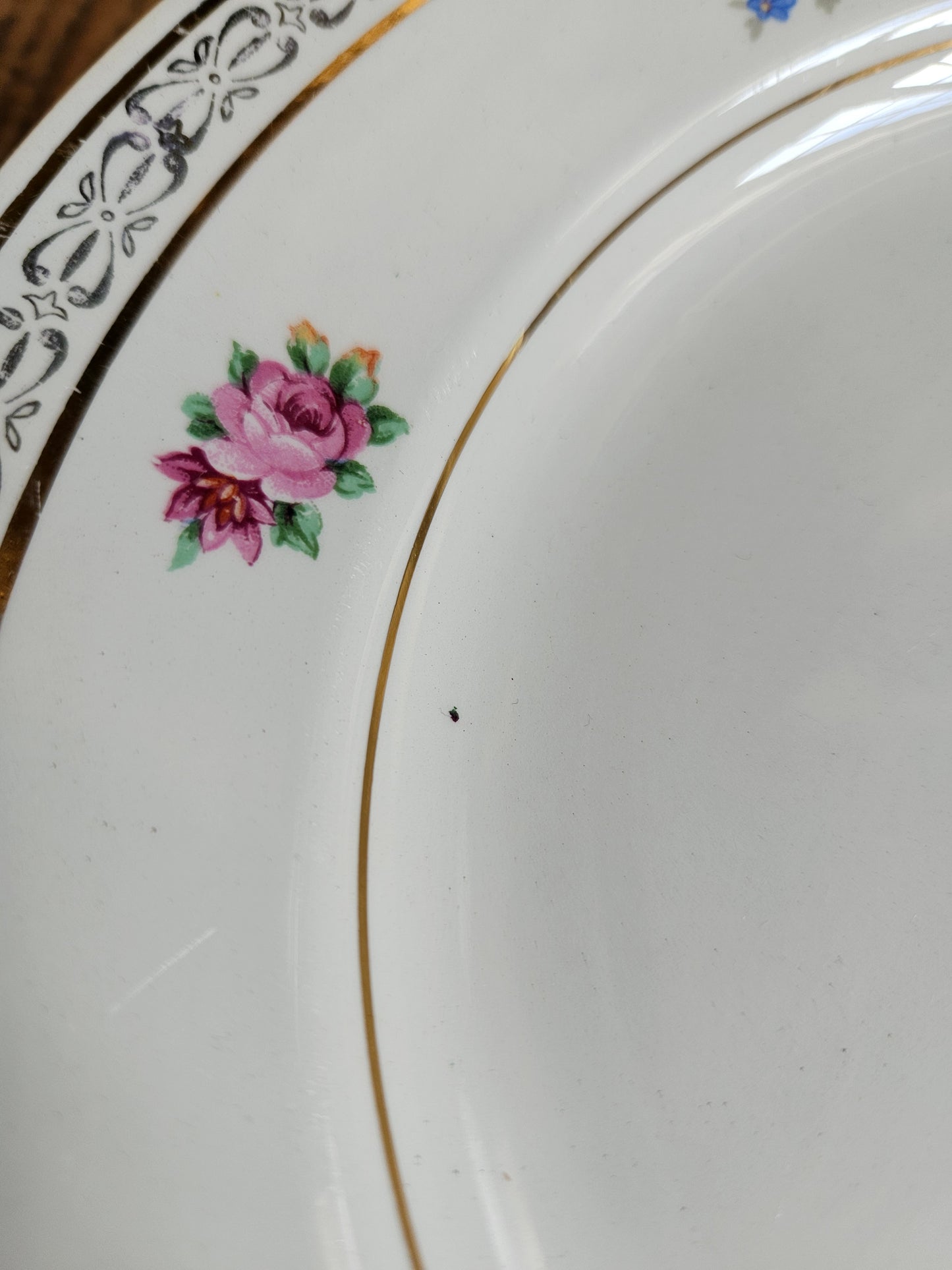 Assiettes plates dépareillées, fleurs / mint