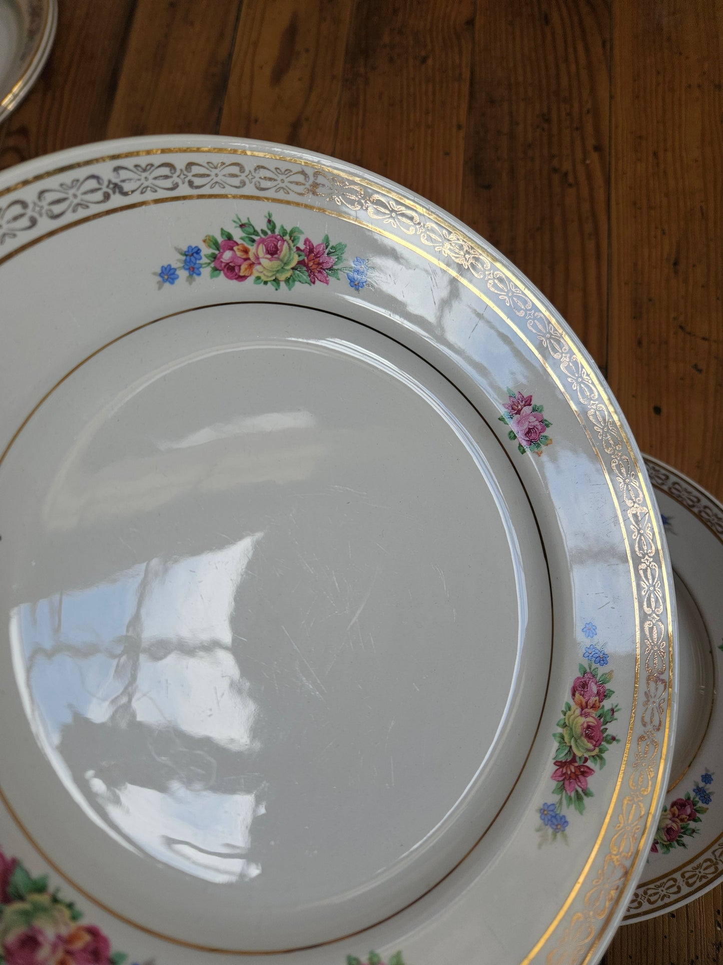 Assiettes plates dépareillées, fleurs / mint