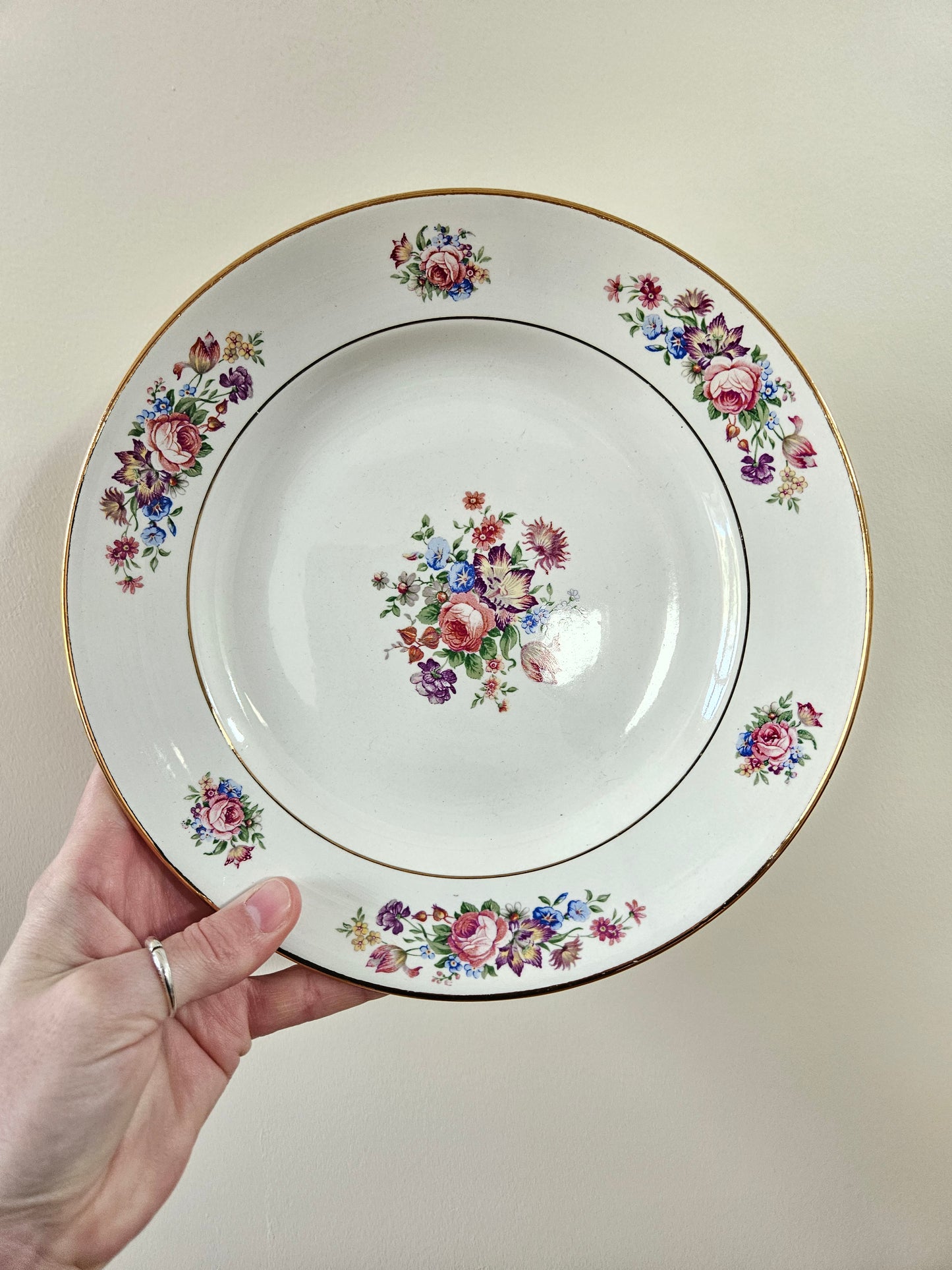 Assiettes plates dépareillées, fleurs / mint