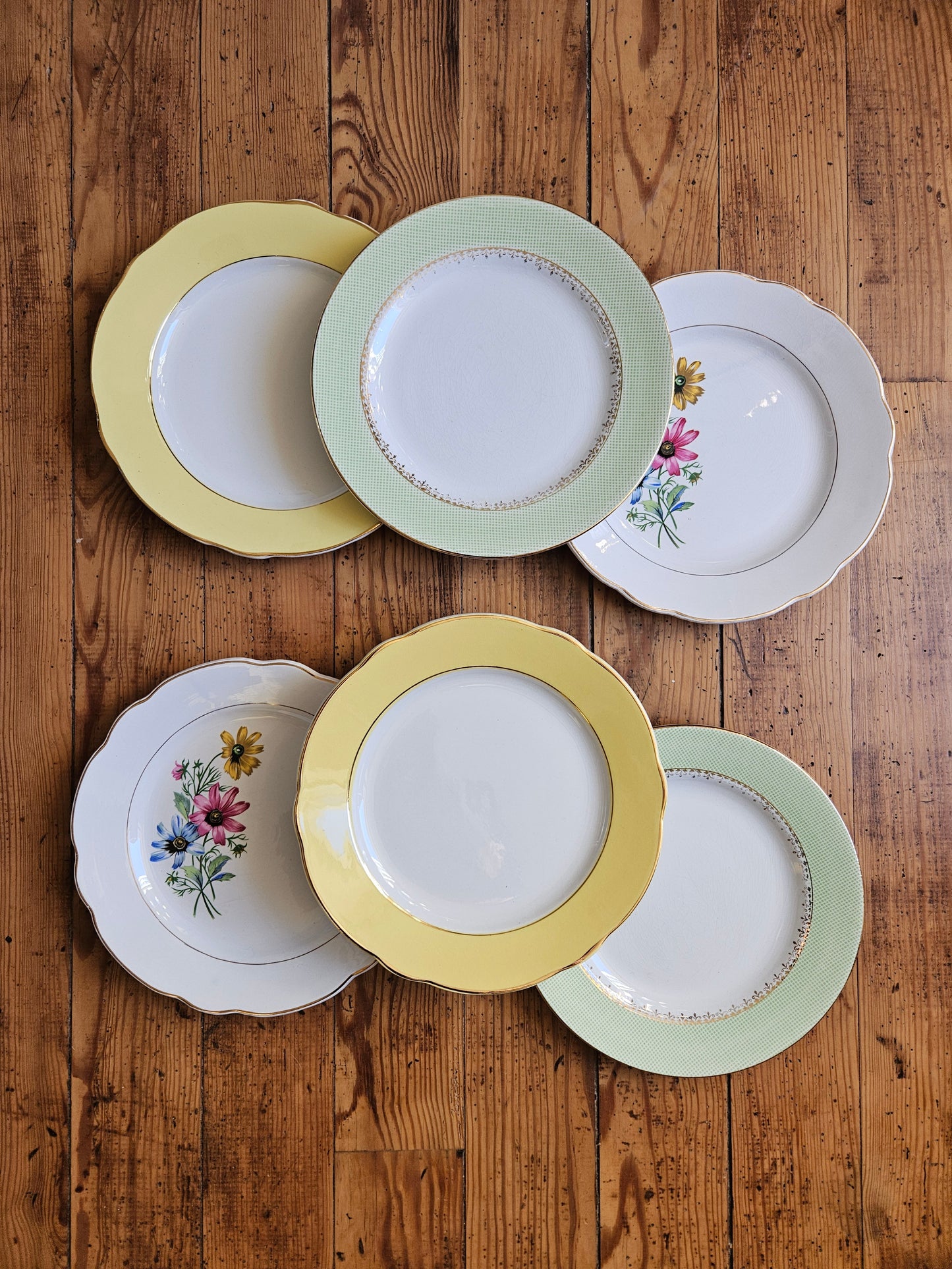 Assiettes plates dépareillées, vert pomme / jaune / fleurs