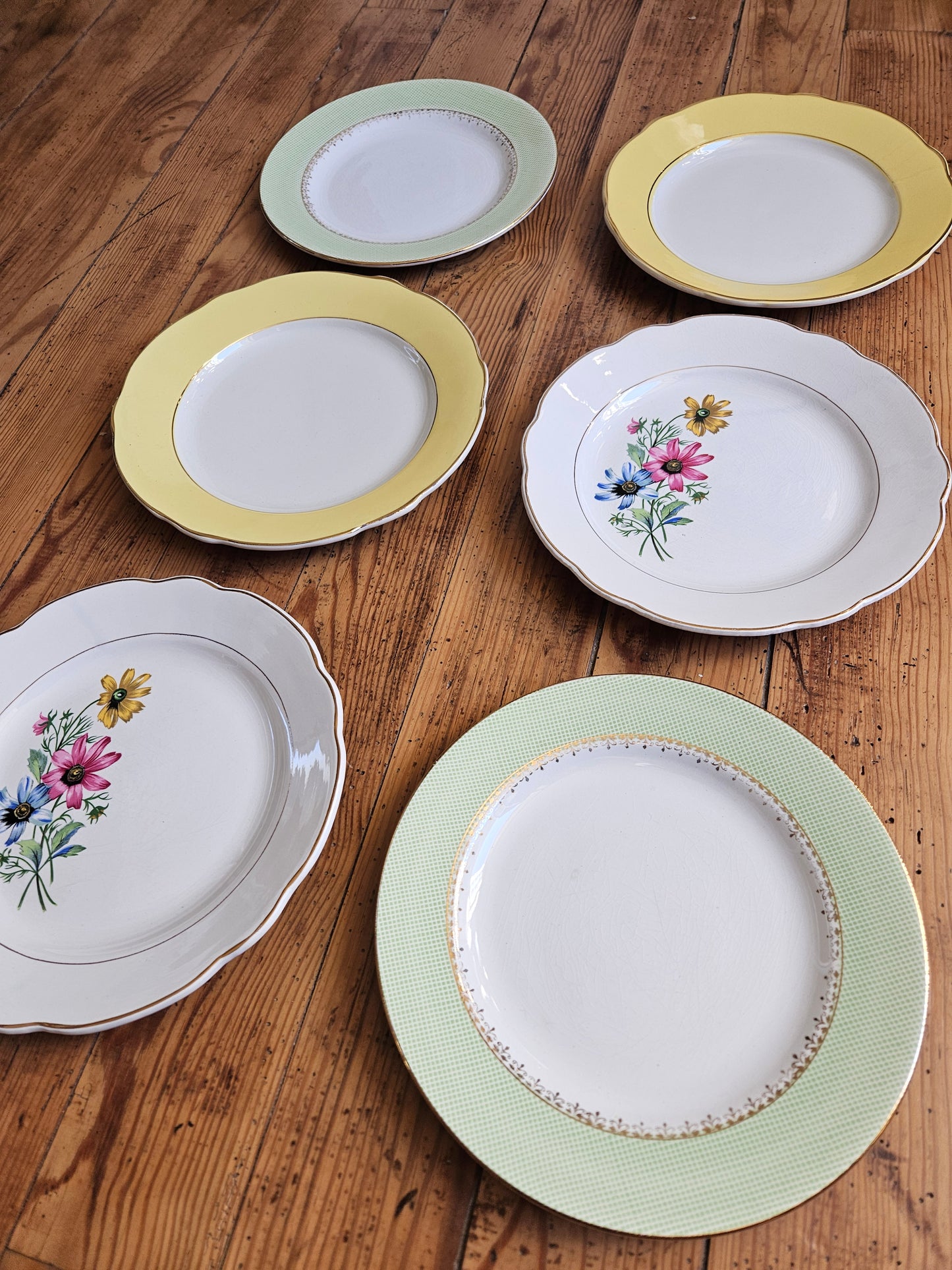 Assiettes plates dépareillées, vert pomme / jaune / fleurs