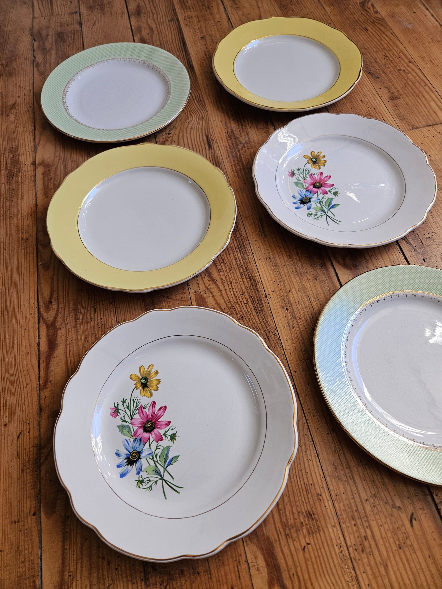 Assiettes plates dépareillées, vert pomme / jaune / fleurs