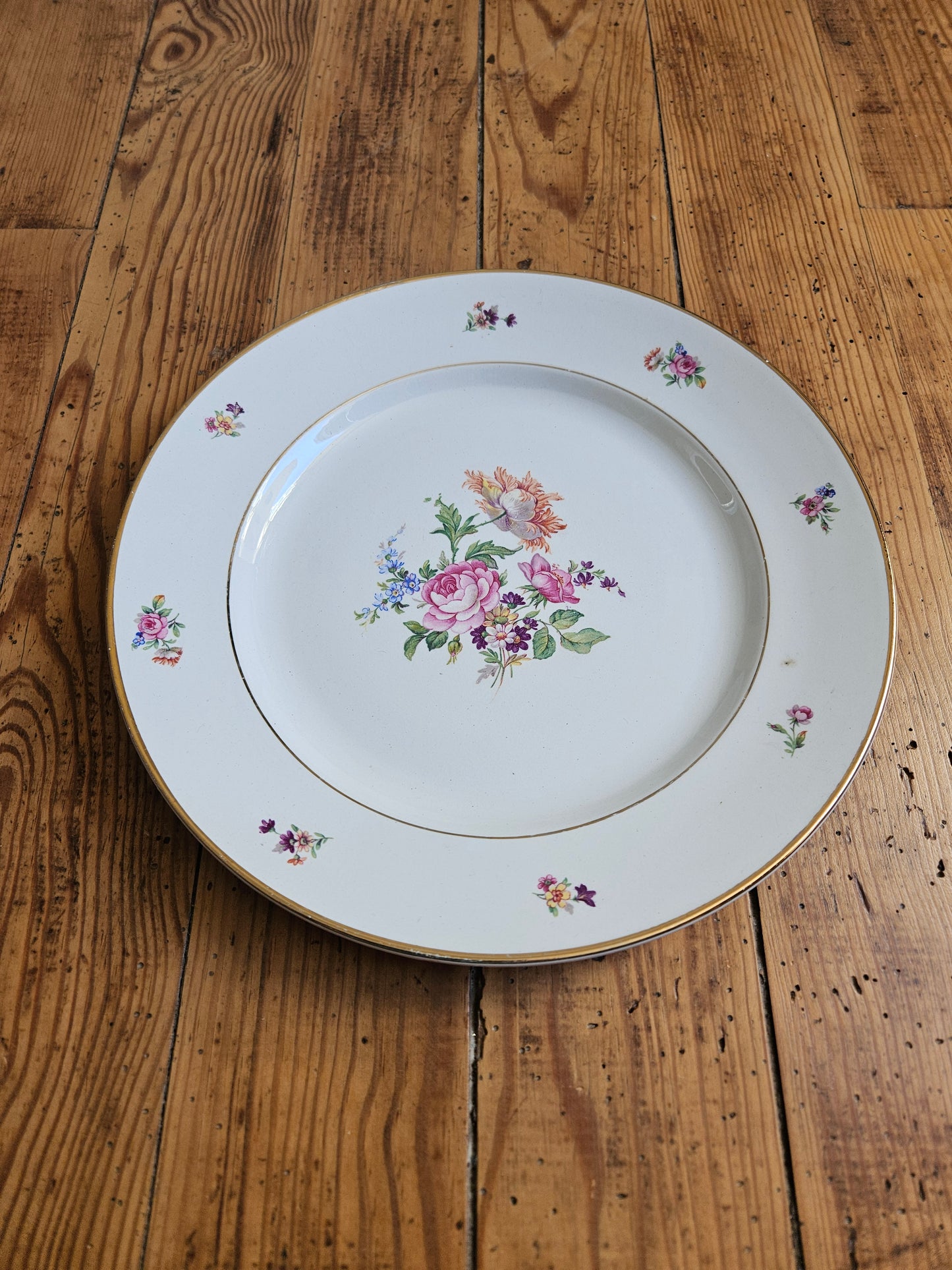 Plat rond fleuri L’Amandinoise