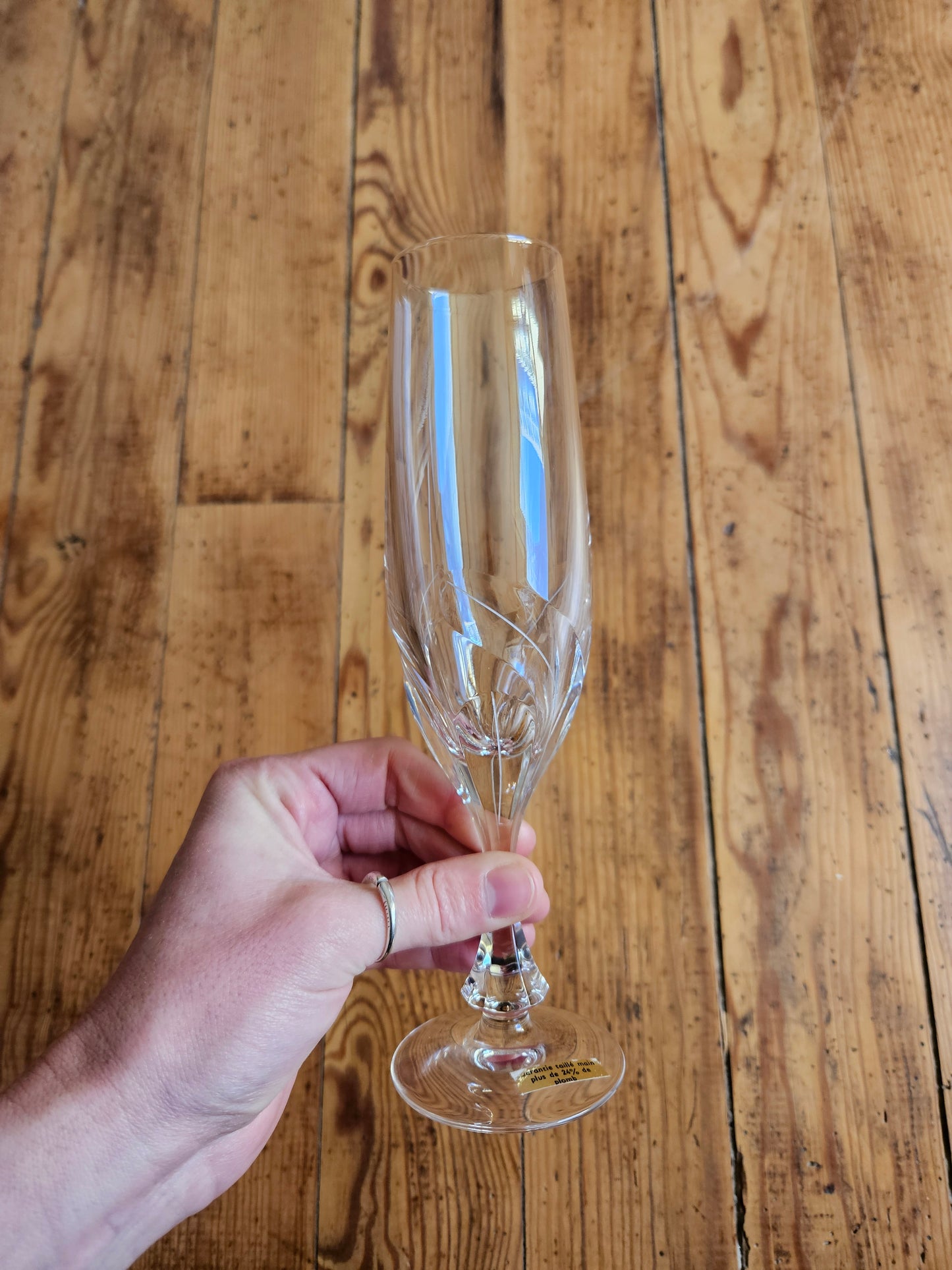 Verres et flûtes dépareillés en cristal