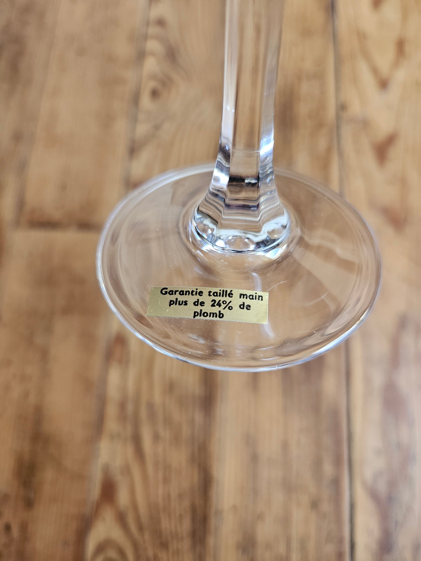 Verres et flûtes dépareillés en cristal