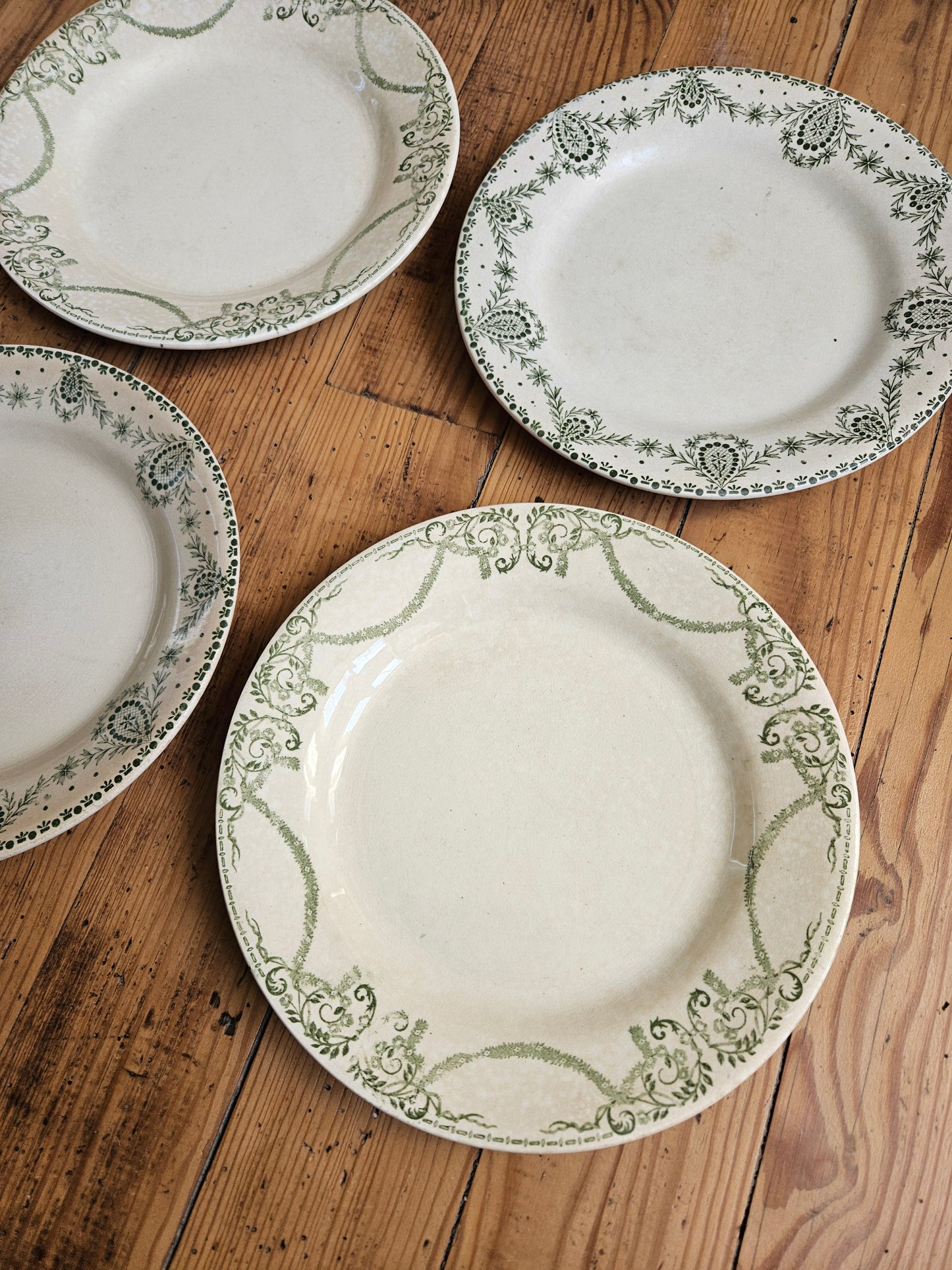 Assiettes plates dépareillées Creil et Montereau vertes