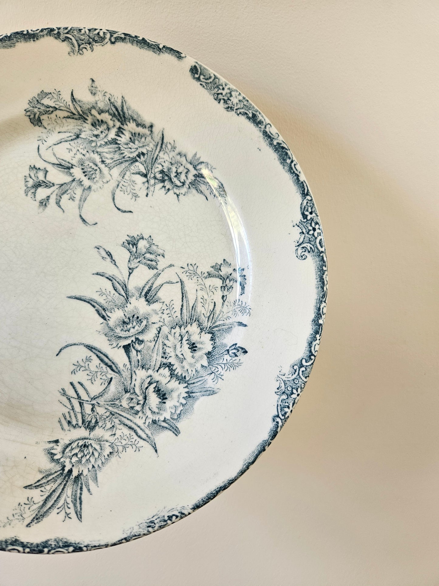 Assiette plate Clairefontaine, Œillets