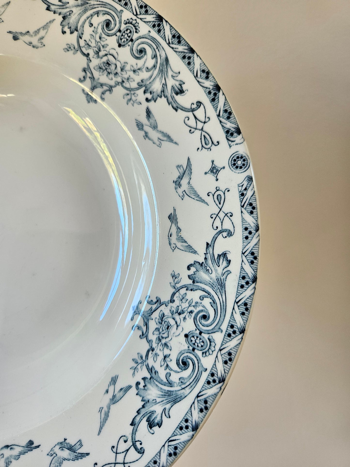 Assiettes creuses K&G Lunéville, Colombes