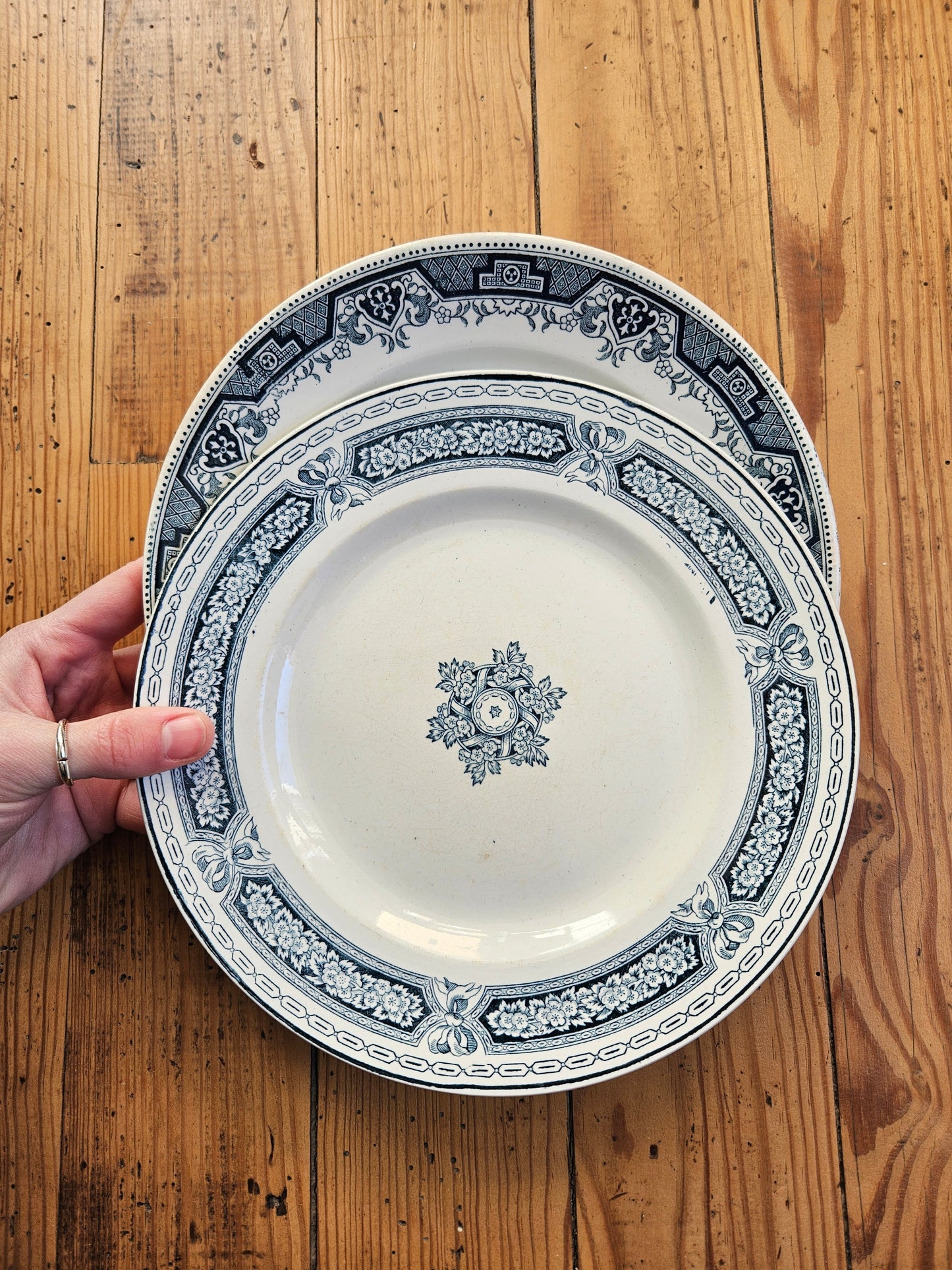 Assiettes plates dépareillées, Maroc & Anglais