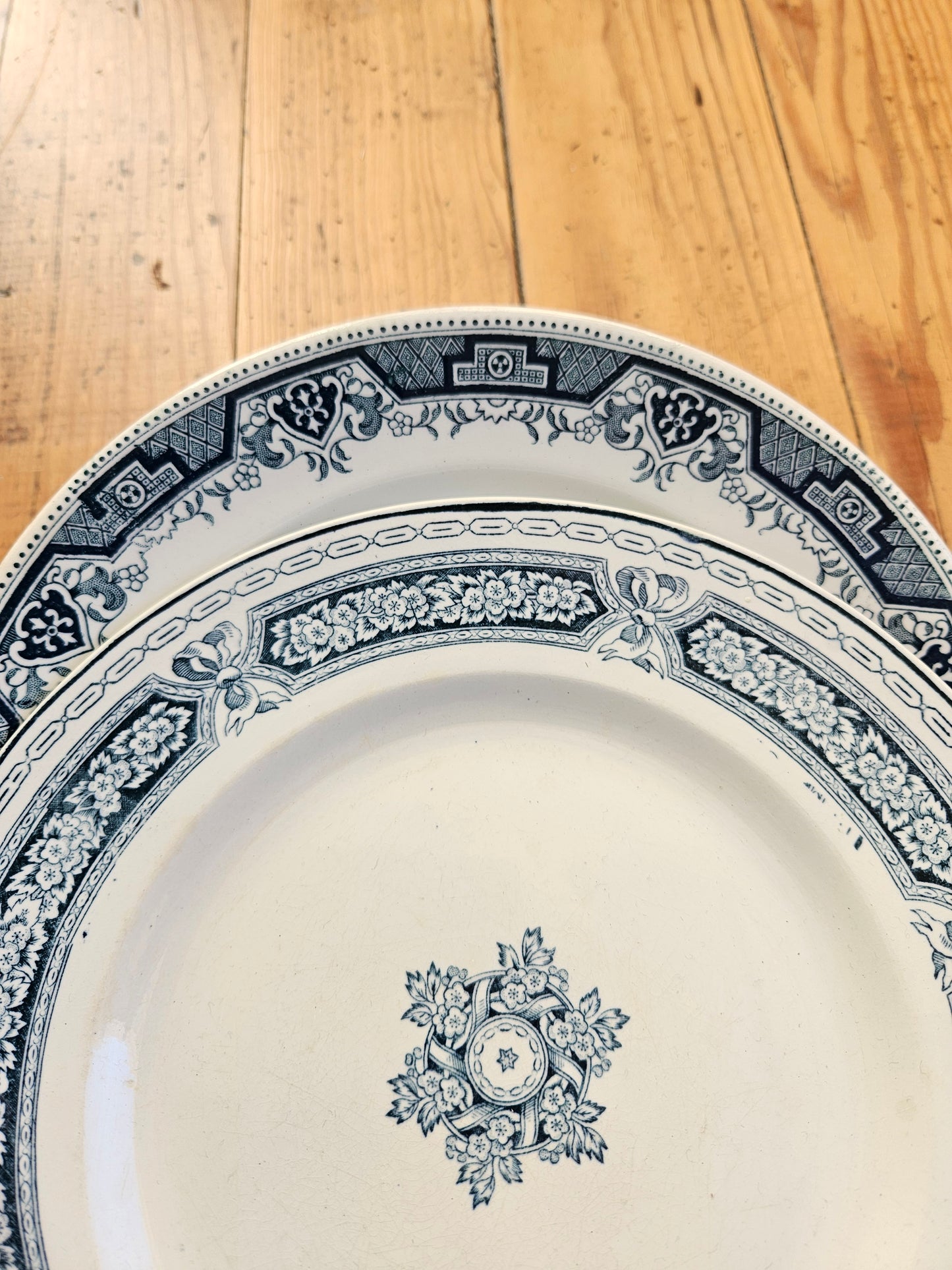 Assiettes plates dépareillées, Maroc & Anglais