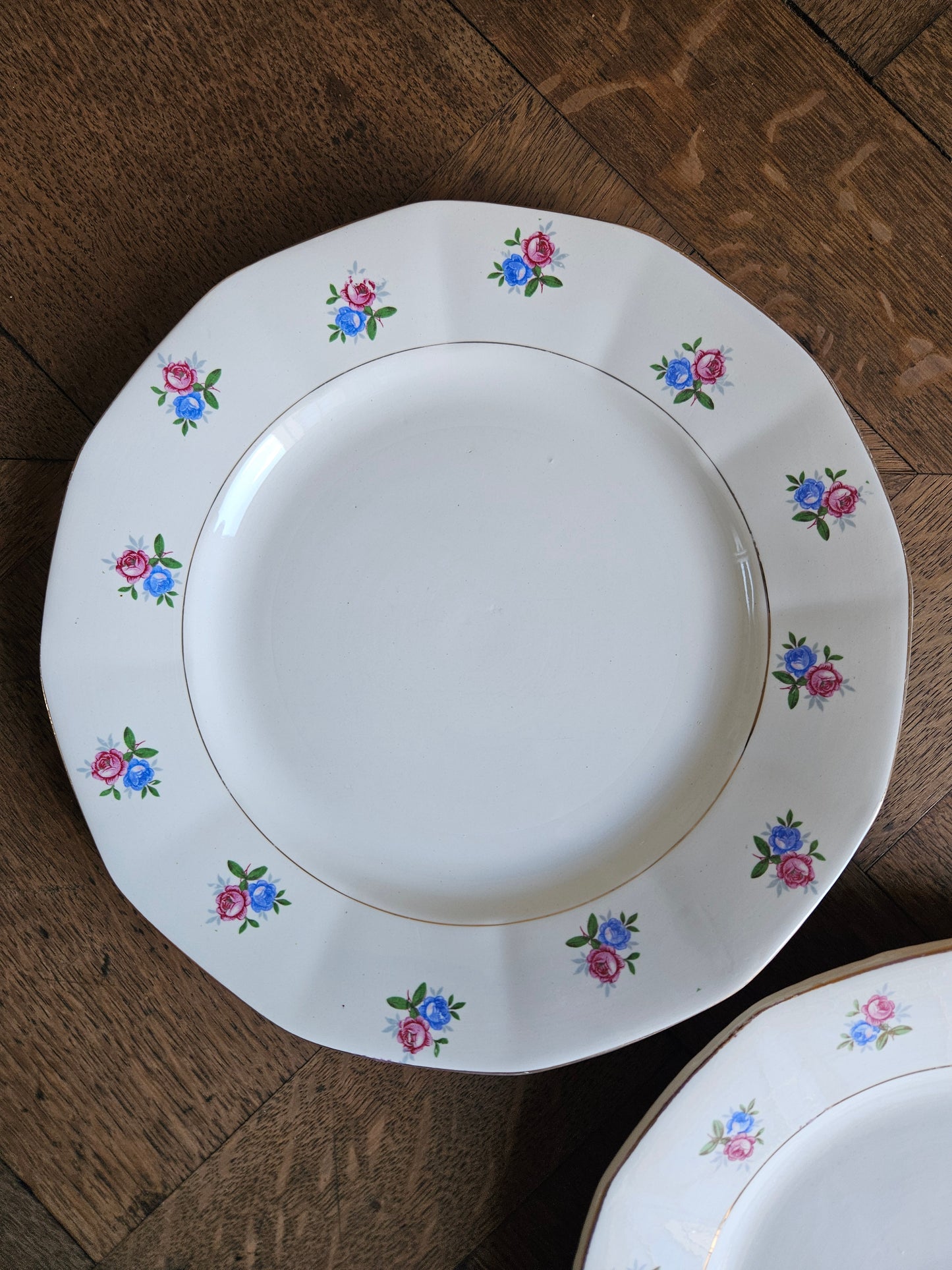Assiettes plates dépareillées / Fleurs, bleu, vert