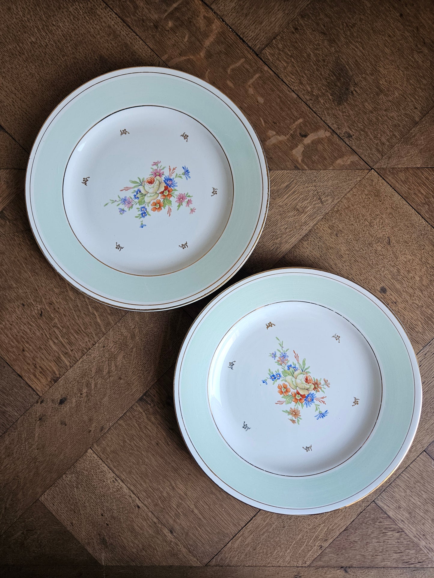 Assiettes plates dépareillées / Fleurs, bleu, vert