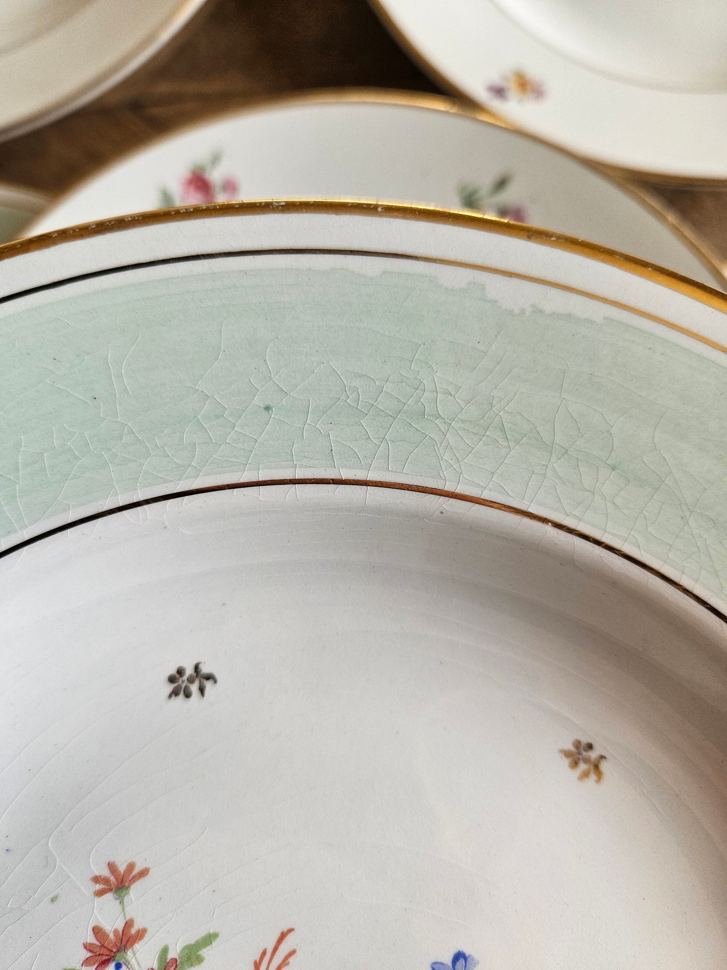 Assiettes creuses dépareillées L’Amandinoise, vert mint & fleurs