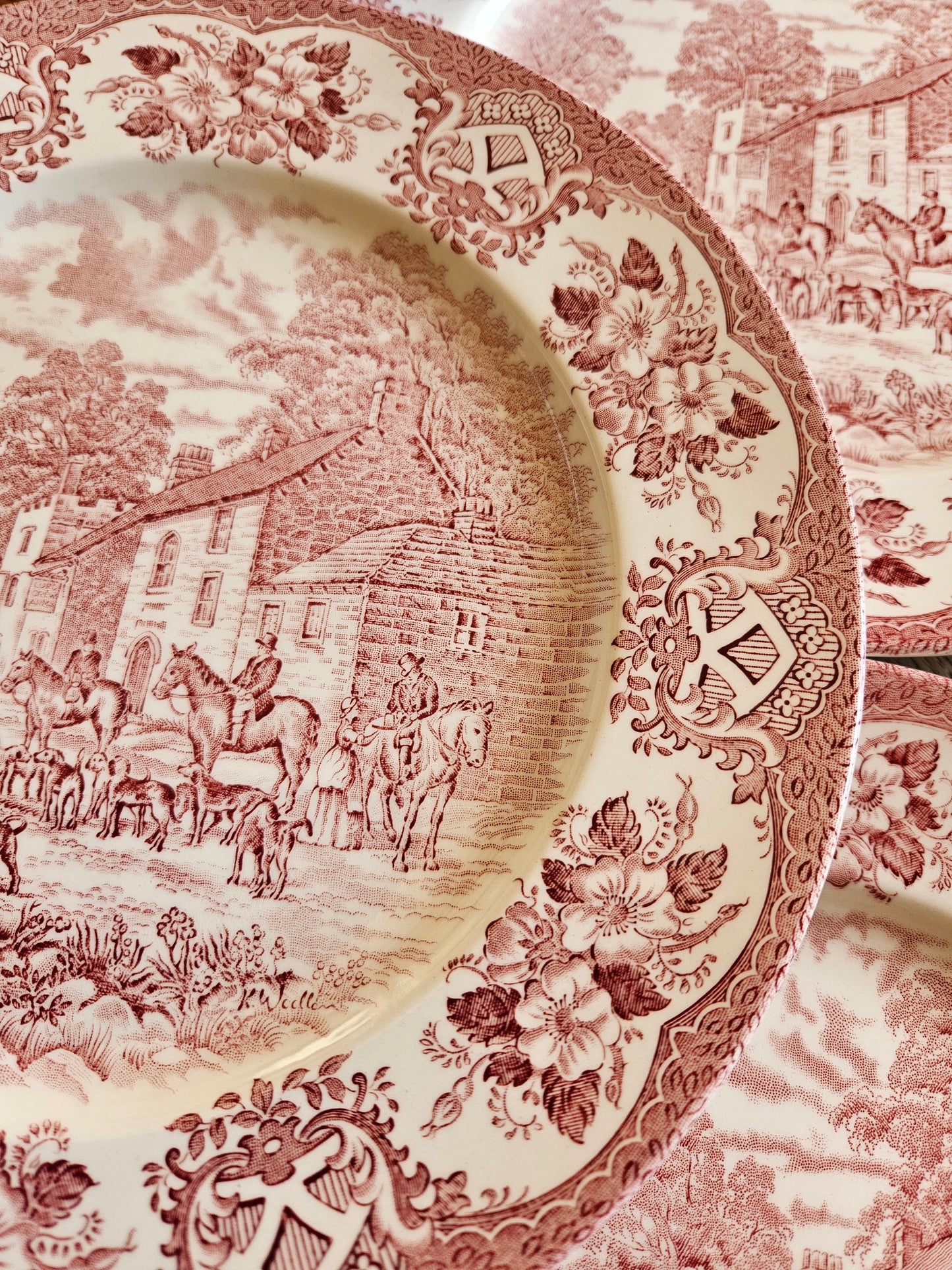 Assiettes plates Old Inns Series, Staffordshire