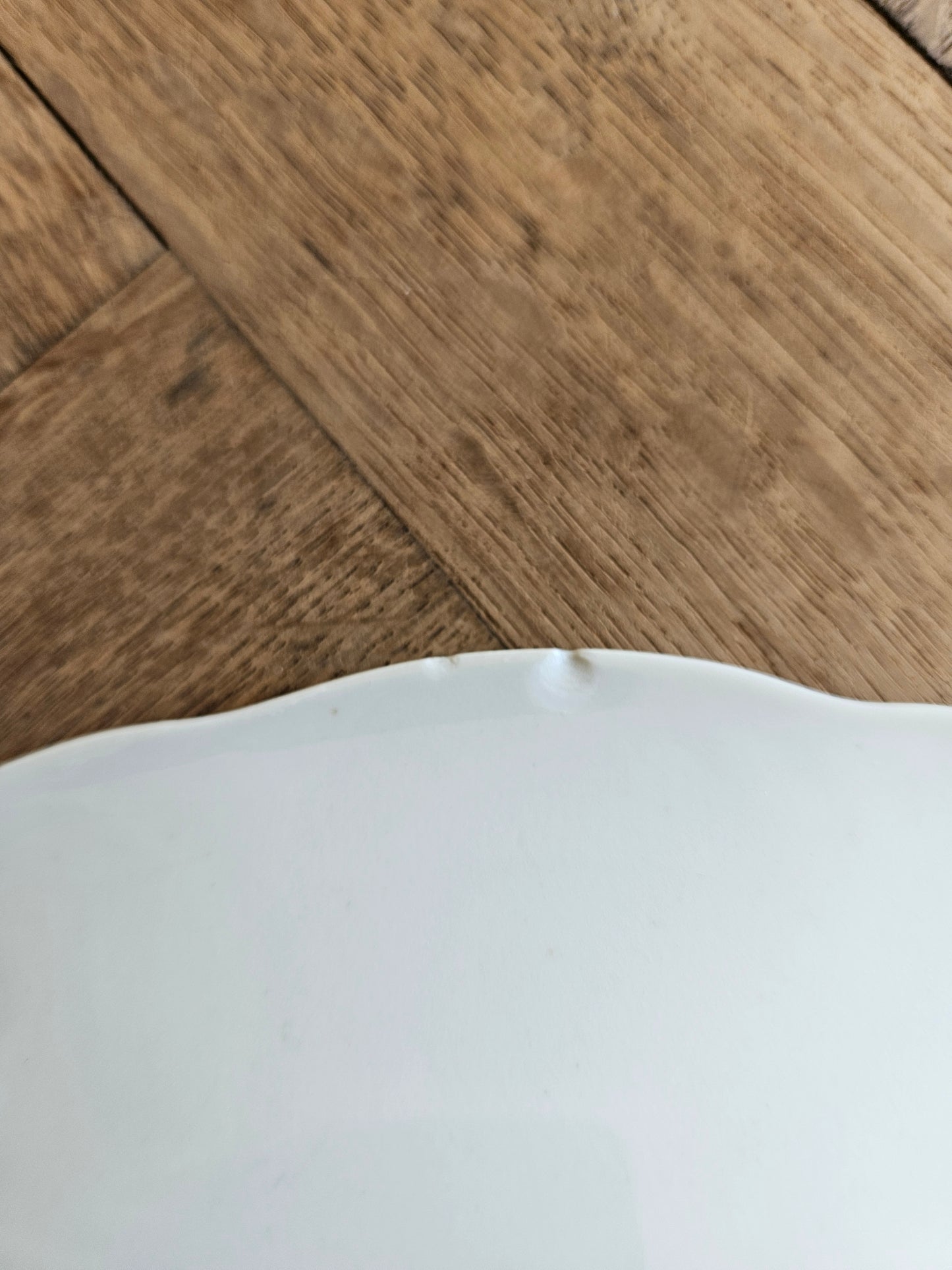 Plat rond fleuri en porcelaine