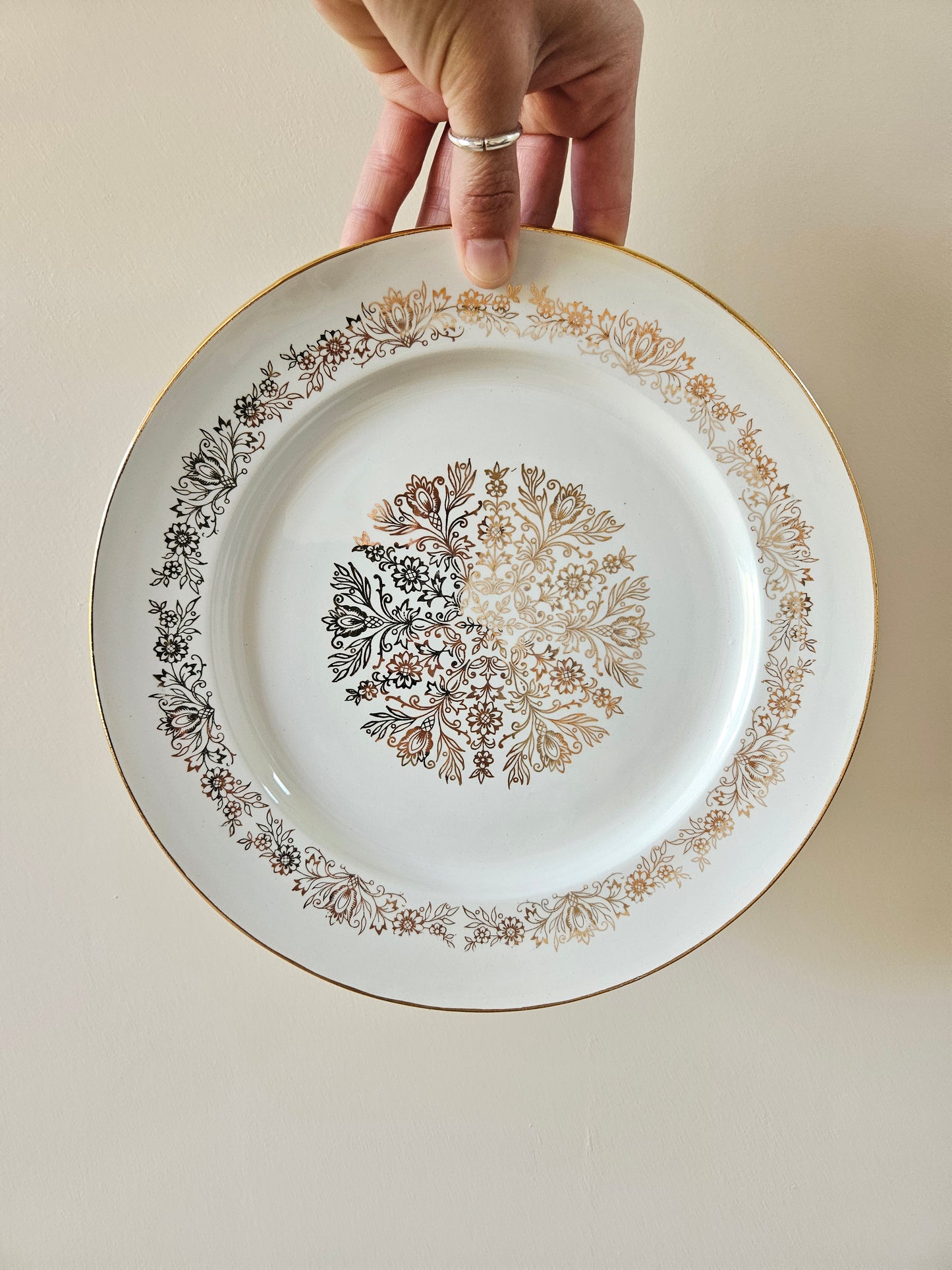 Assiettes plates fleurs dorées