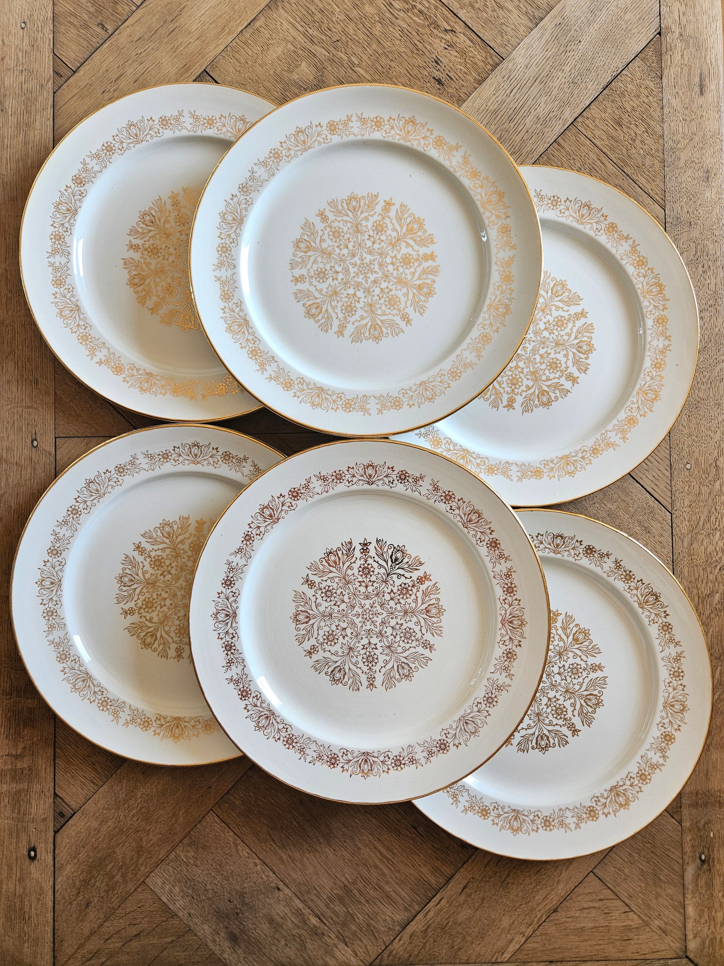 Assiettes plates fleurs dorées