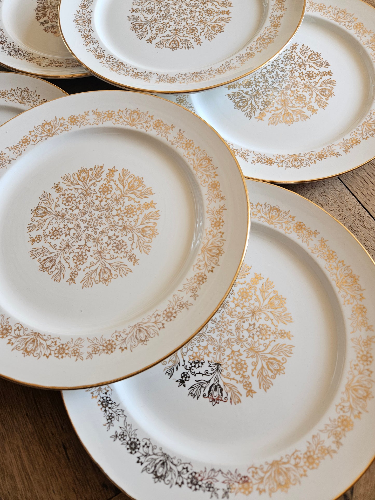 Assiettes plates fleurs dorées