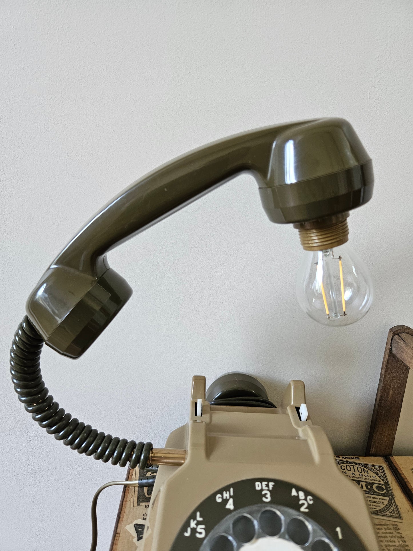 Lampe vintage BakéLight, kakie