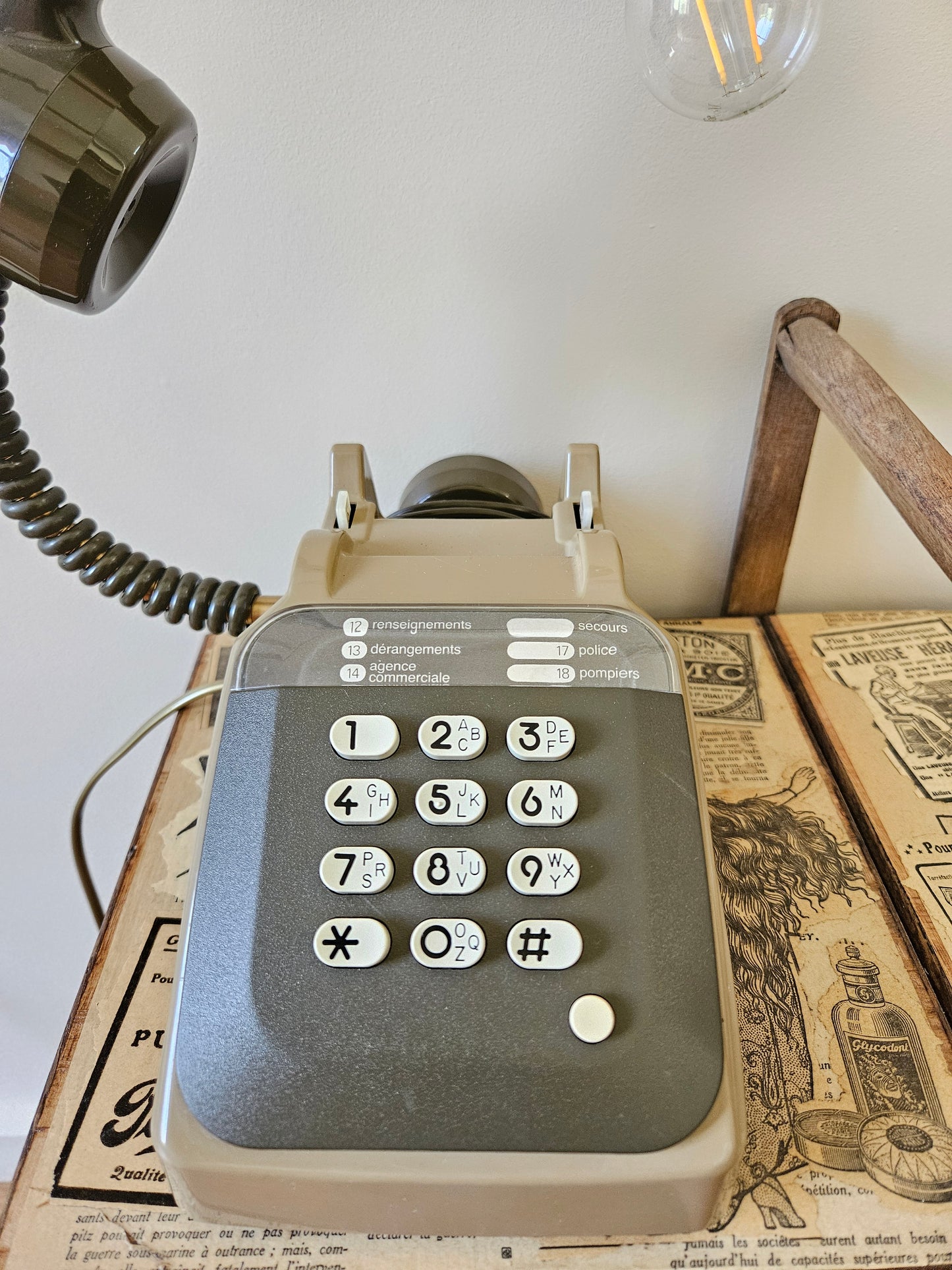 Lampe vintage BakéLight, kakie