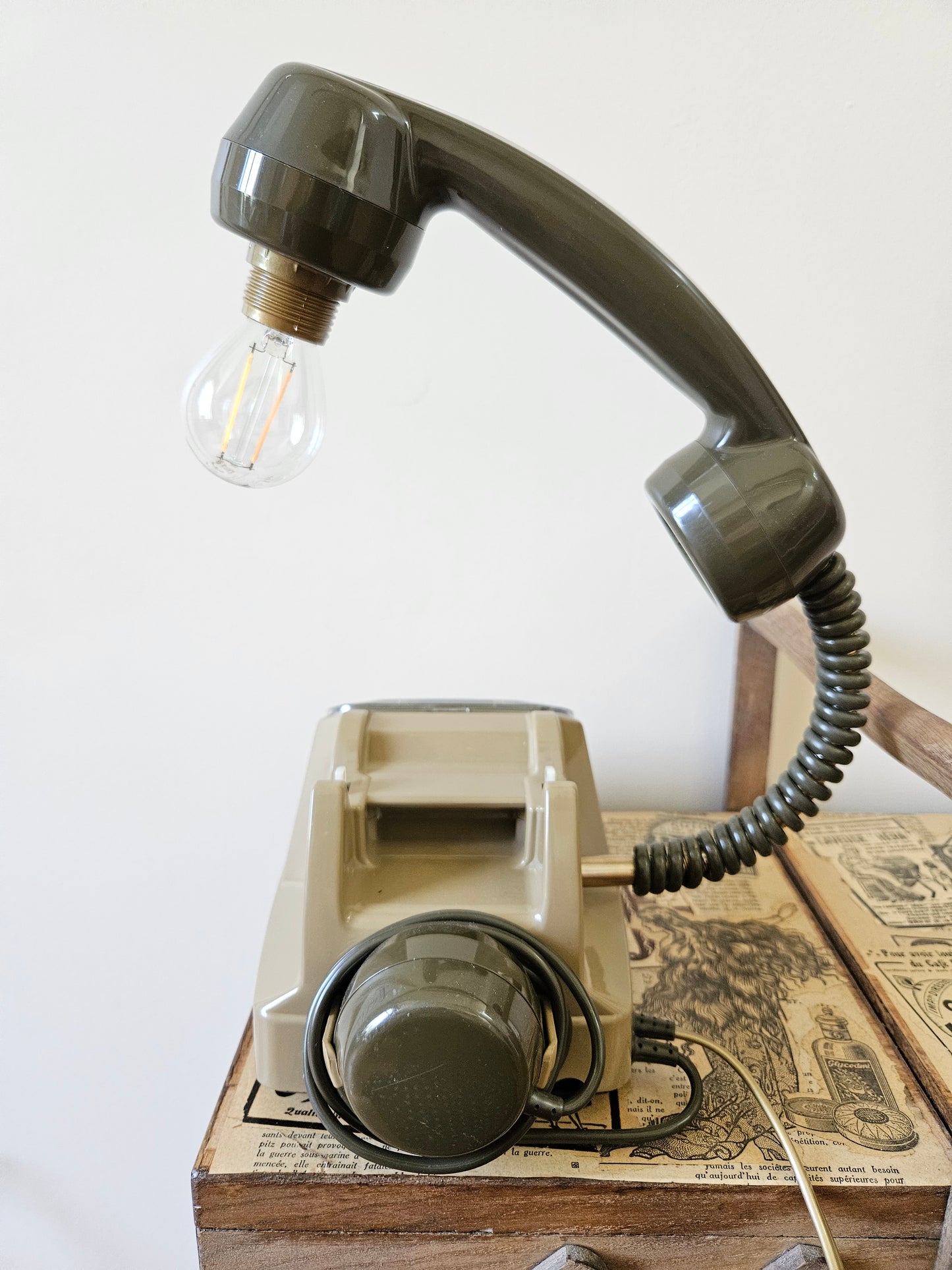Lampe vintage BakéLight, kakie