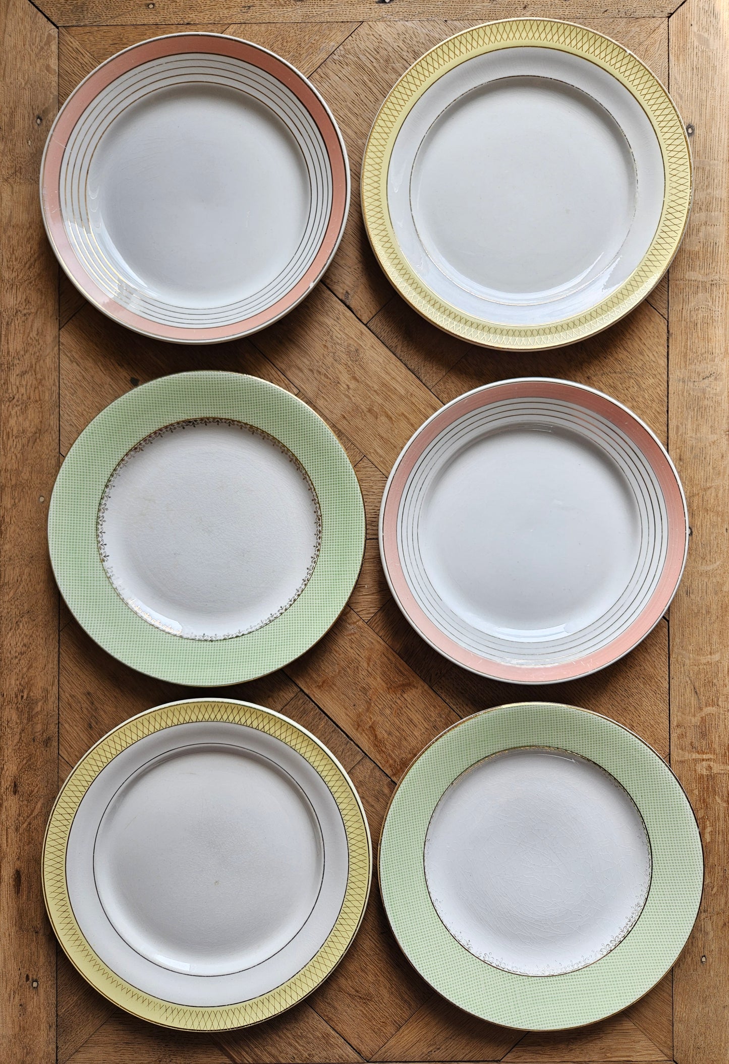 Assiettes anciennes colorées dépareillées