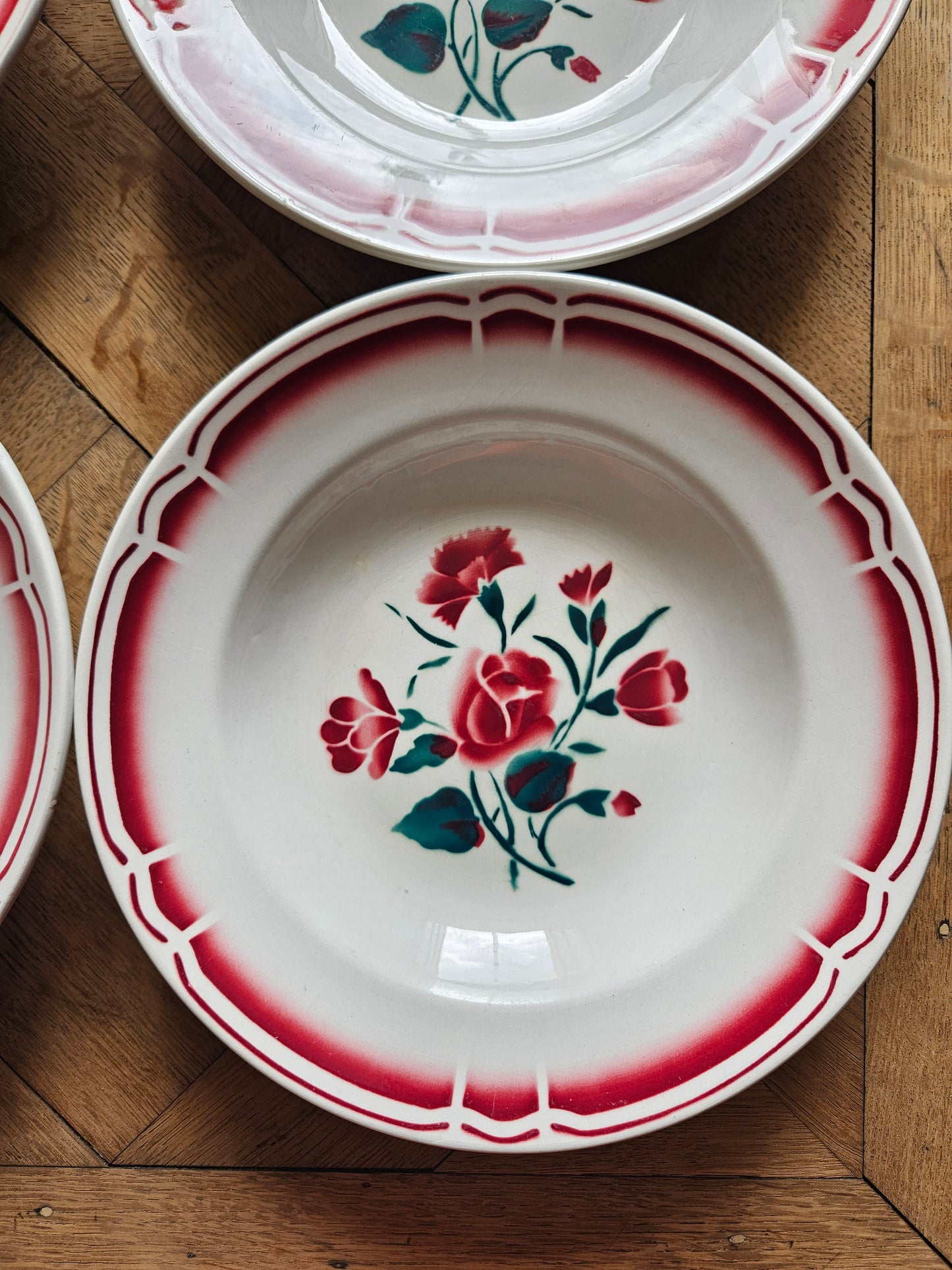 Assiettes creuses vintage Badonviller, décor de roses et pissenlits rouges et verts